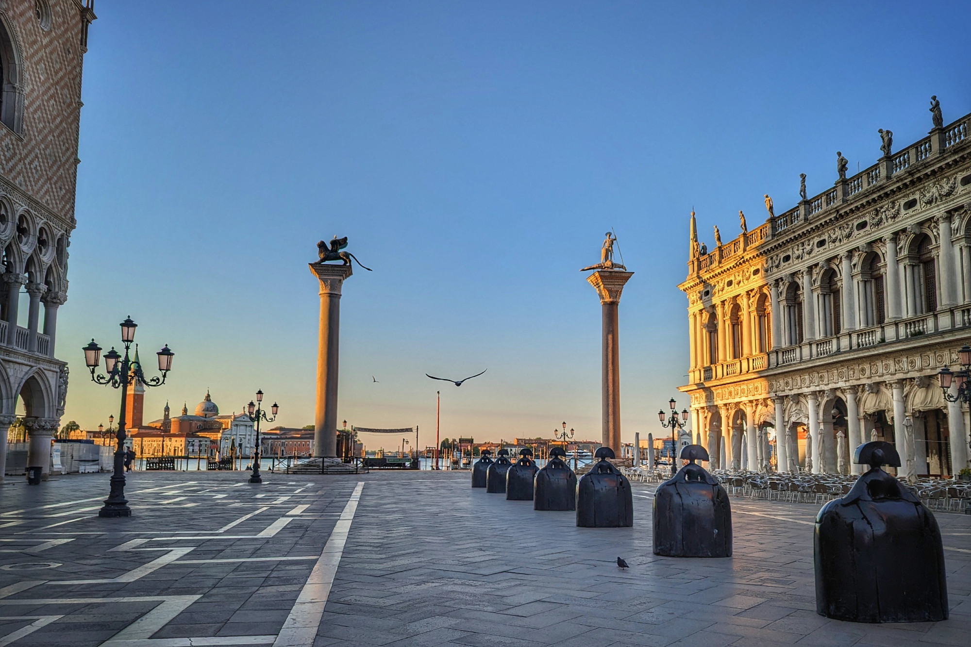 Vue de la piazzetta avec les statues en bronze de Manolo Valdés