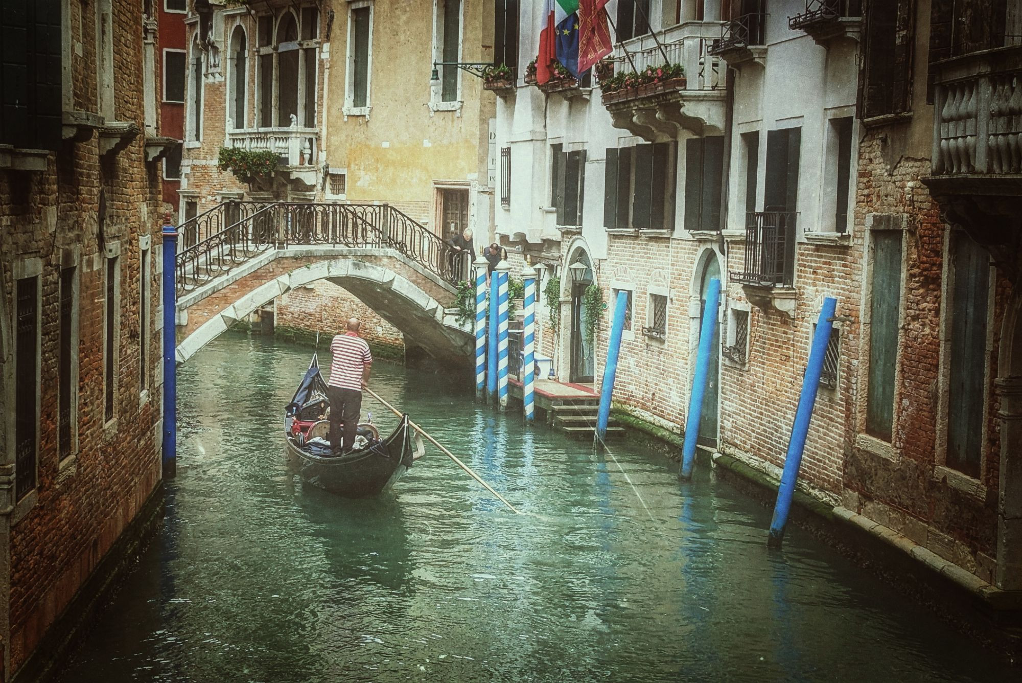 Gondole navigant sur un canal de Venise