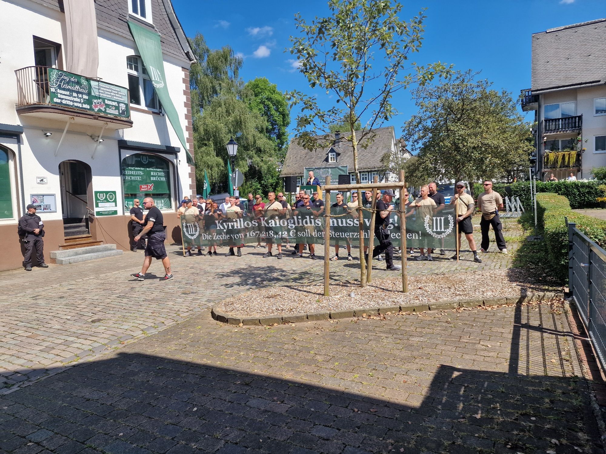 Neonazis bei einer Rede vor dem Haus Dammstrasse 5 in Hilchenbach.