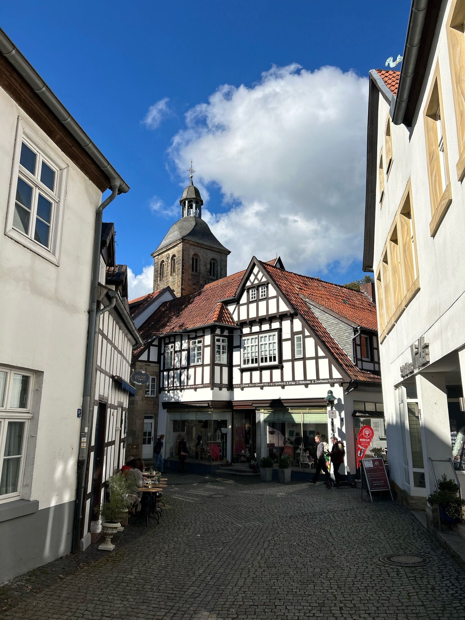 Innenstadt mit Fachwerkhäuser und Kirchturm