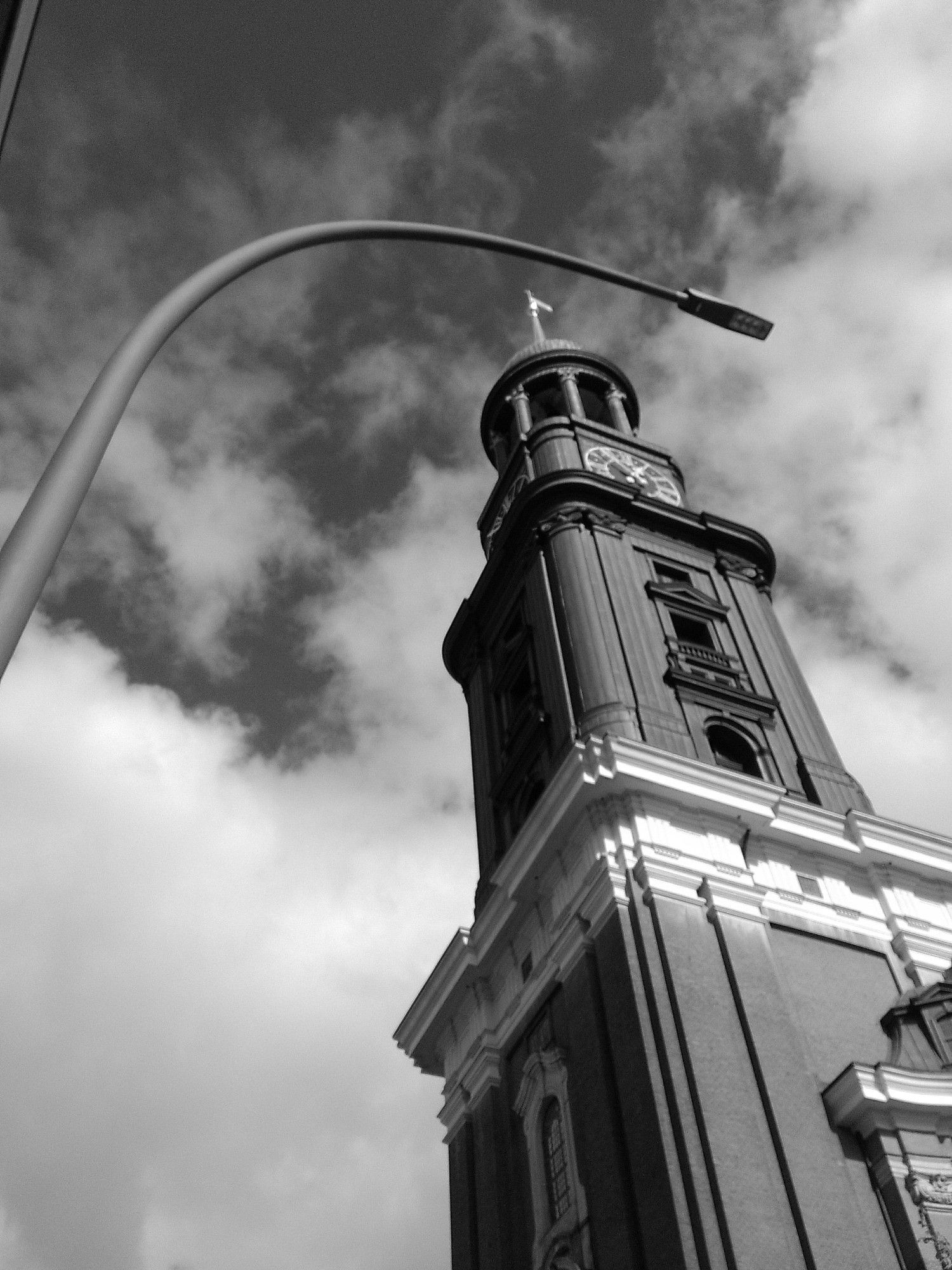 Hamburger Michel in schwarzweiss fotografiert