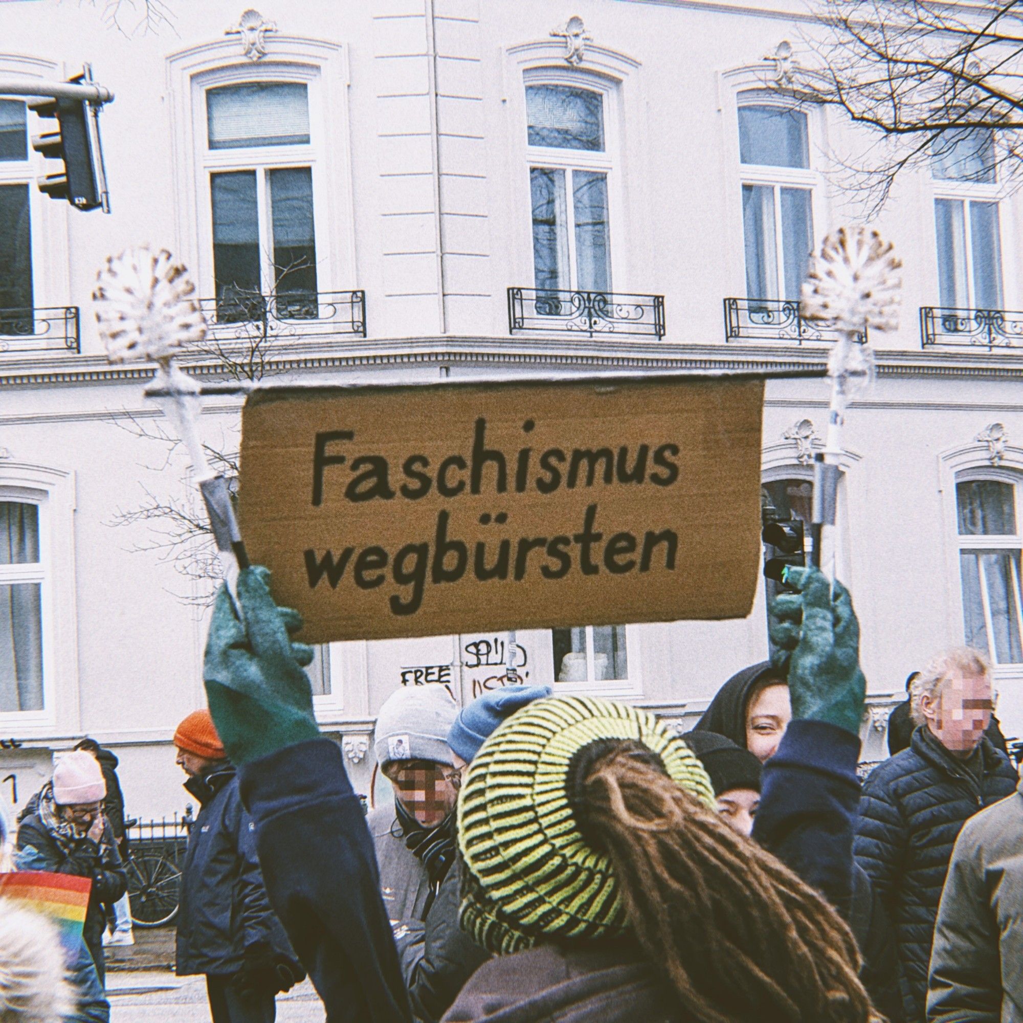 Plakat mit der Aufschrift: "Faschismus wegbürsten"