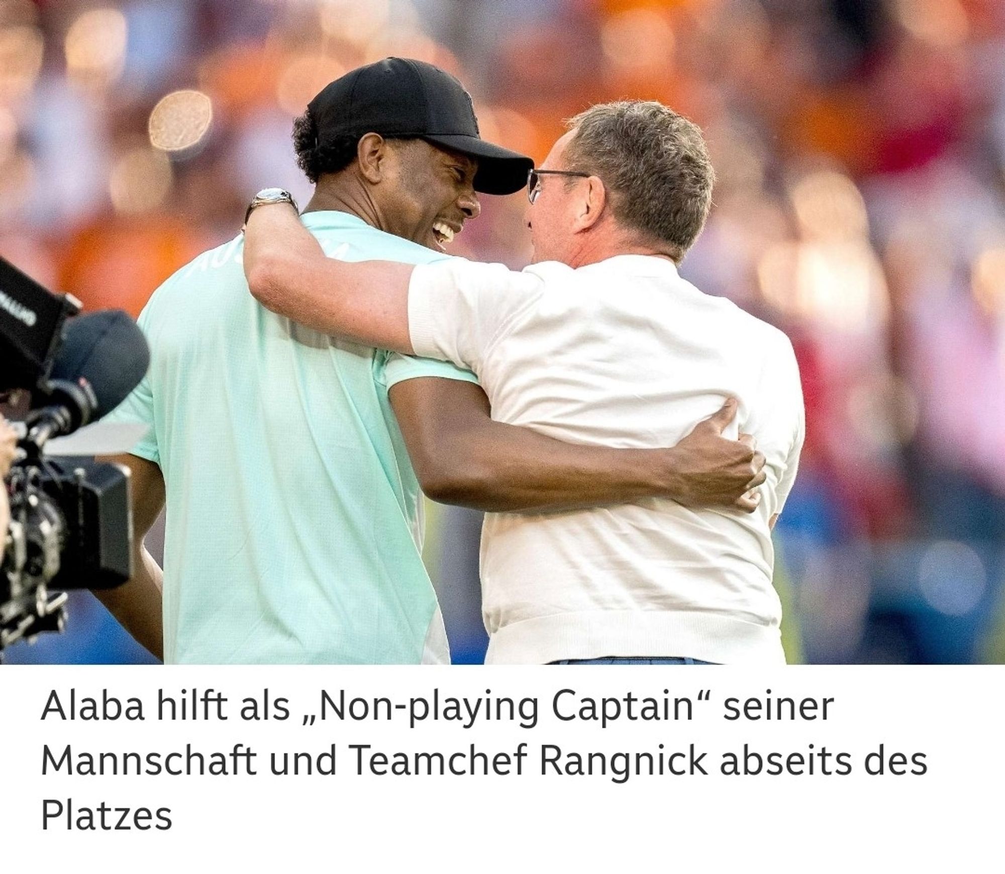 Alaba und Rangnick umarmen sich freundschaftlich und sichtlich herzlich. Sie sind von hinten zu sehen.