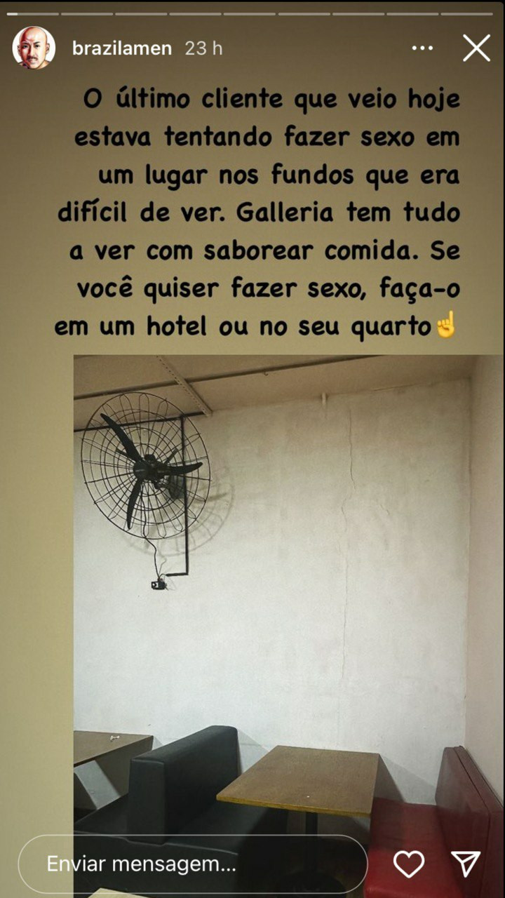 Print do instagram da conta Brazilamen
Mostra uma foto de uma mesa de restaurante. 
Texto: O último cliente que veio hoje estava tentando fazer sexo em um lugar nos fundos que era difícil de ver. Galleria tem tudo a ver com saborear comida. Se quiser fazer sexo, faça-o em um hotel ou no seu quarto☝️