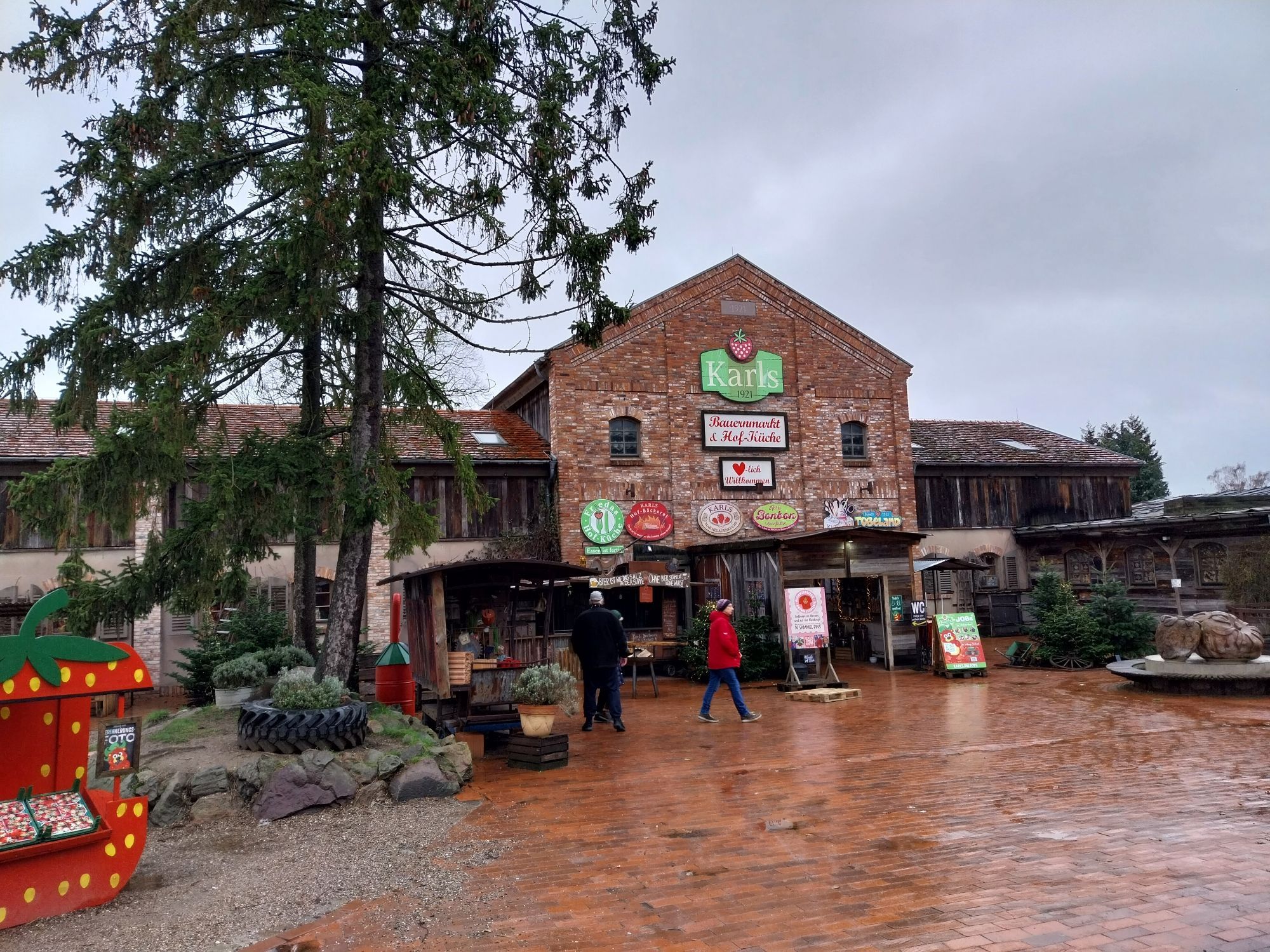 Karls Erdbeerhof Erlebnisdorf Eingang