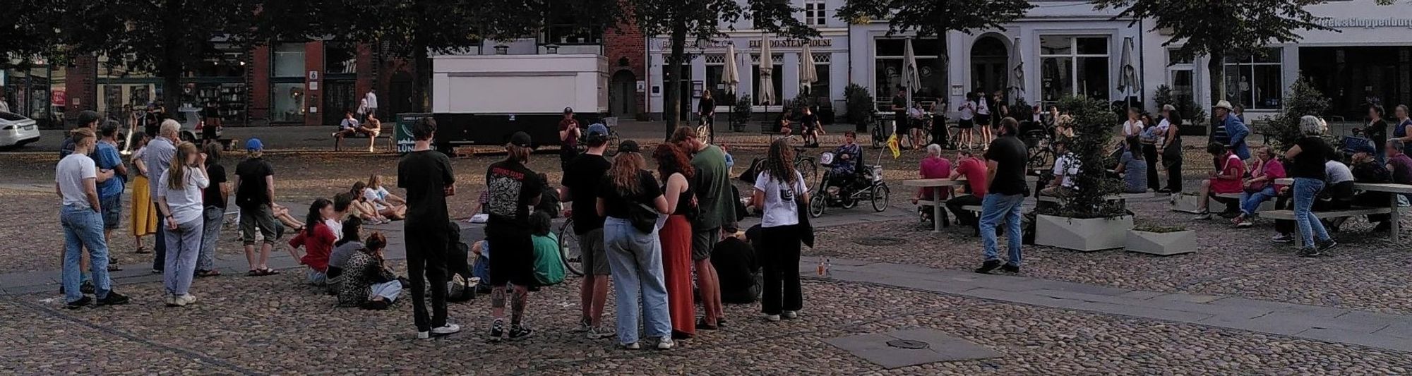 Eine Gruppe von Menschen auf dem Lüneburger Marktplatz.