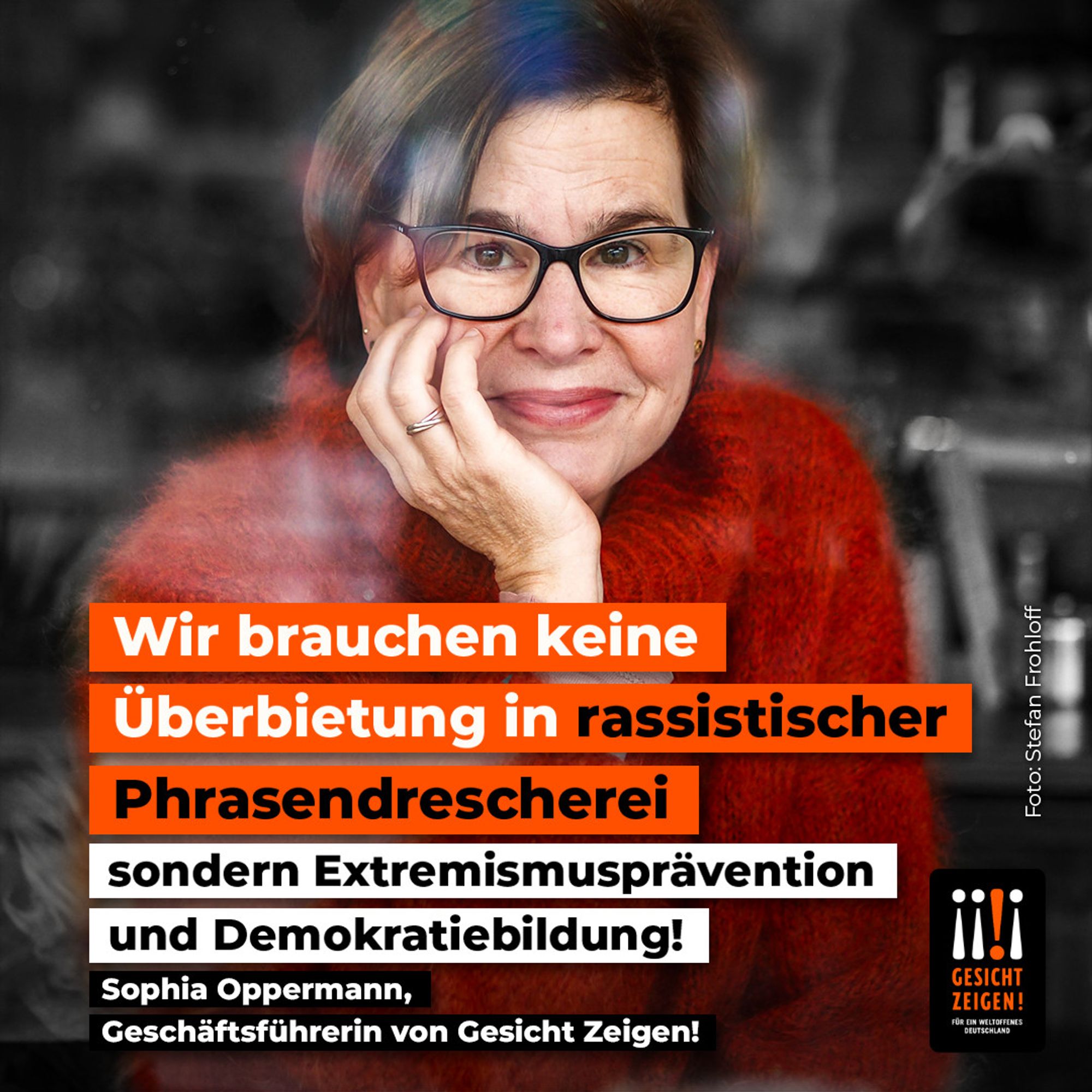 Eine Frau mit Brille lächelt in die Kamera. Unter dem Porträt steht: "Wir brauchen keine Überbietung in rassistischer Phrasendrescherei sndern Extremismusprävention und Demokratiebildung!" Sophia Oppermann, Geschäftsführerin von Gesicht Zeigen!