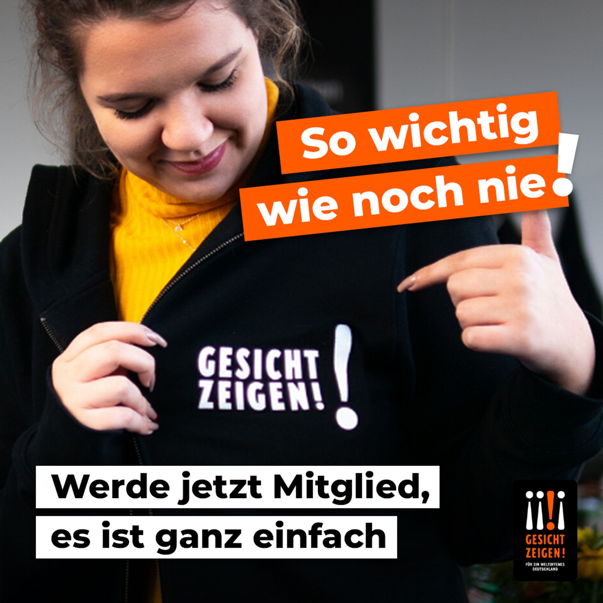 Eine junge Frau zeigt auf die Beschriftung ihres schwarzen Hoodies. Dort steht in Weiß: Gesicht Zeigen! Über dem Bild steht in Orange: So wichtig wie noch nie. Am unteren Rand steht: Werde jetzt Mitglied, es ist ganz einfach: Gesicht zeigen! Für ein weltoffenes Deutschland