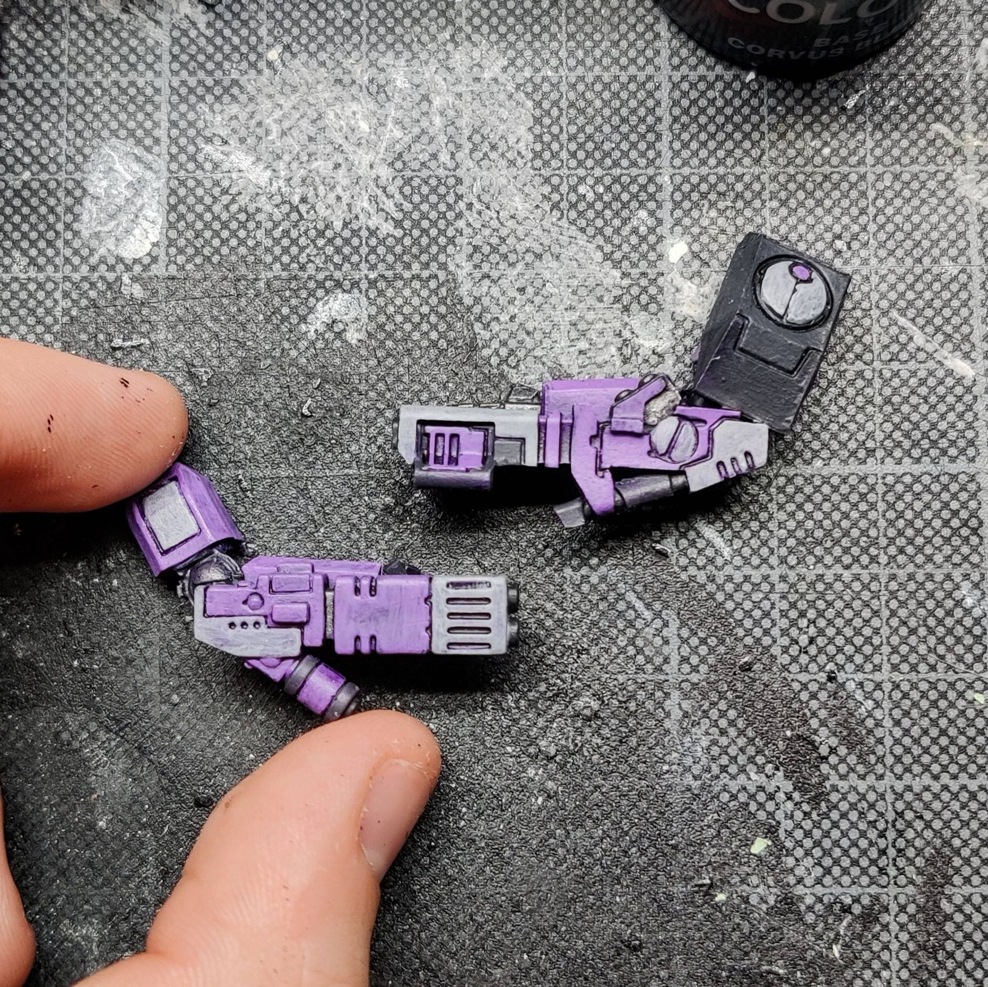 Filling out the colour on the weapon arms of the Pride Tau Commander