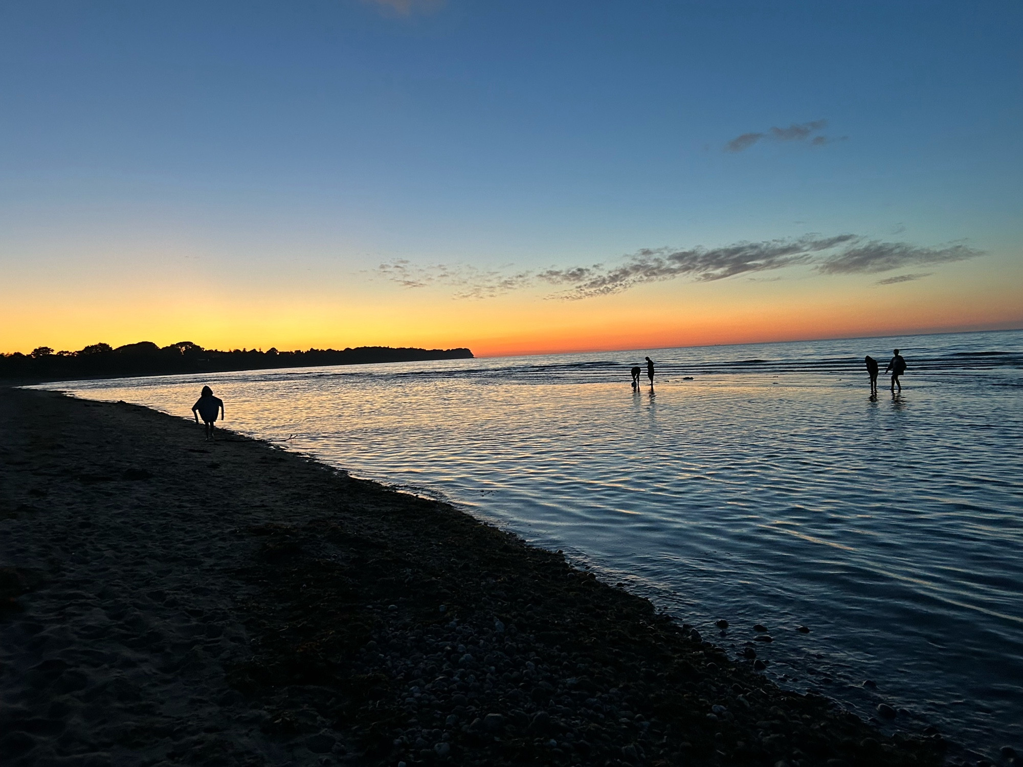 Kinder am Strand kurz nach Sonnenuntergang