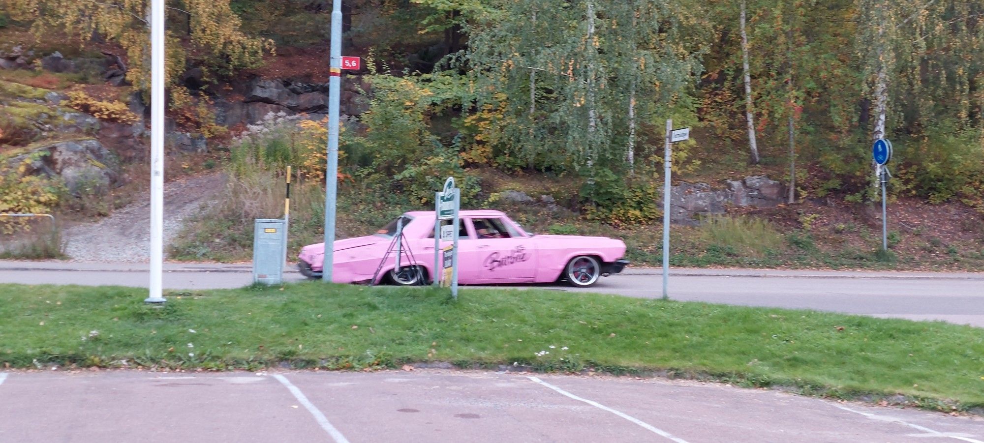 A pilsnerraggare, a pink rusty low-rider American car