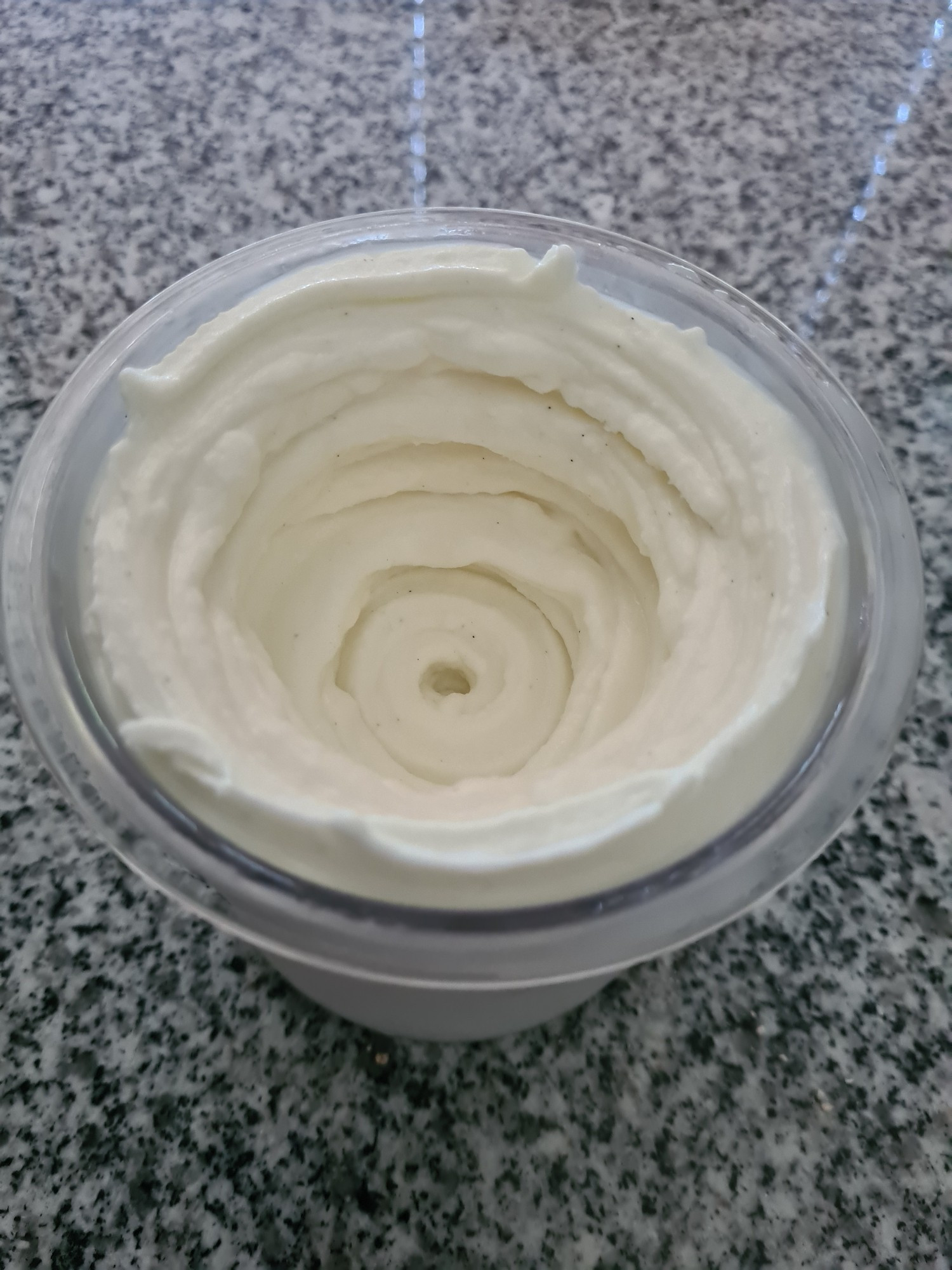 Ein Ninja Creami Becher gefüllt mit Joghurt-Eis