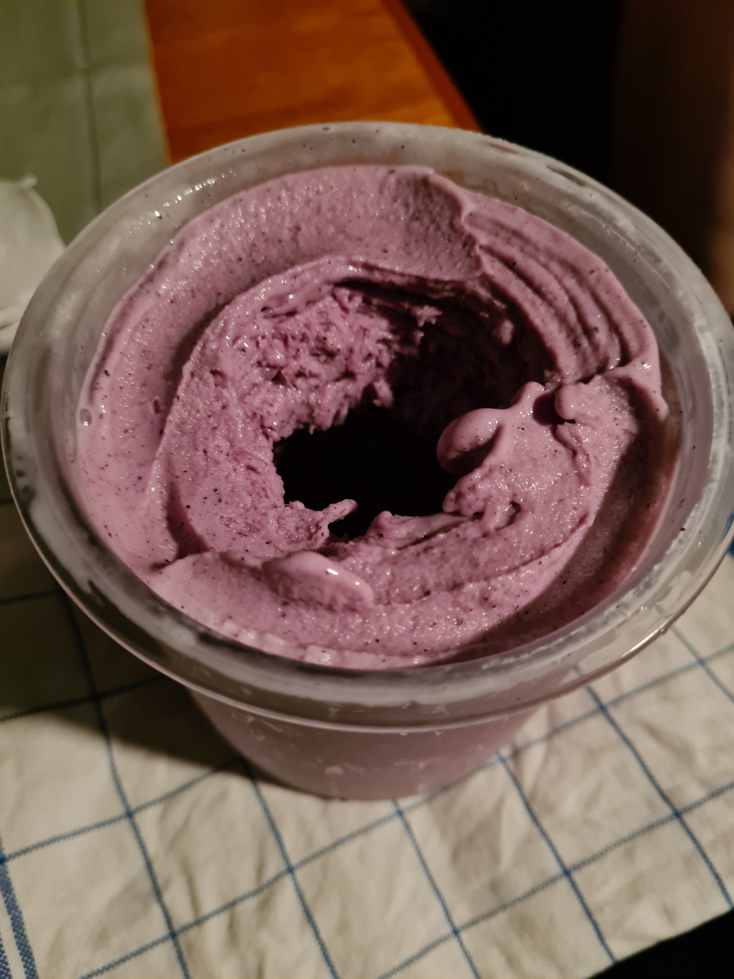 Ninja Creami Becher gefüllt mit einem Blaubeer-Joghurt-Eis