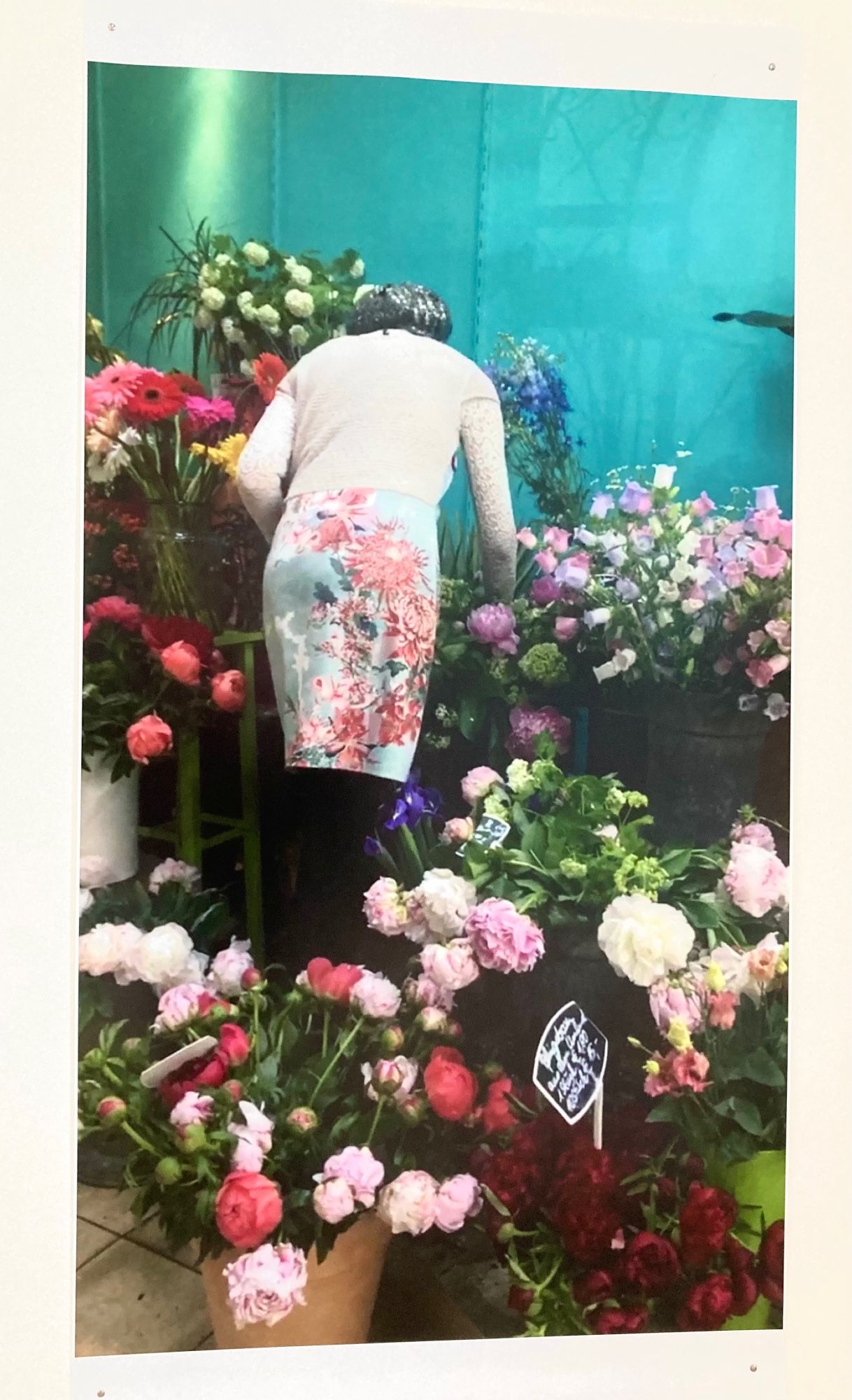 (Das ist eines meiner Lieblingsbilder von Lars Eidinger, die Frau im Blumenkleid, die Blumen um sie herum, die türkisfarbene Wand). Pure Zartheit.