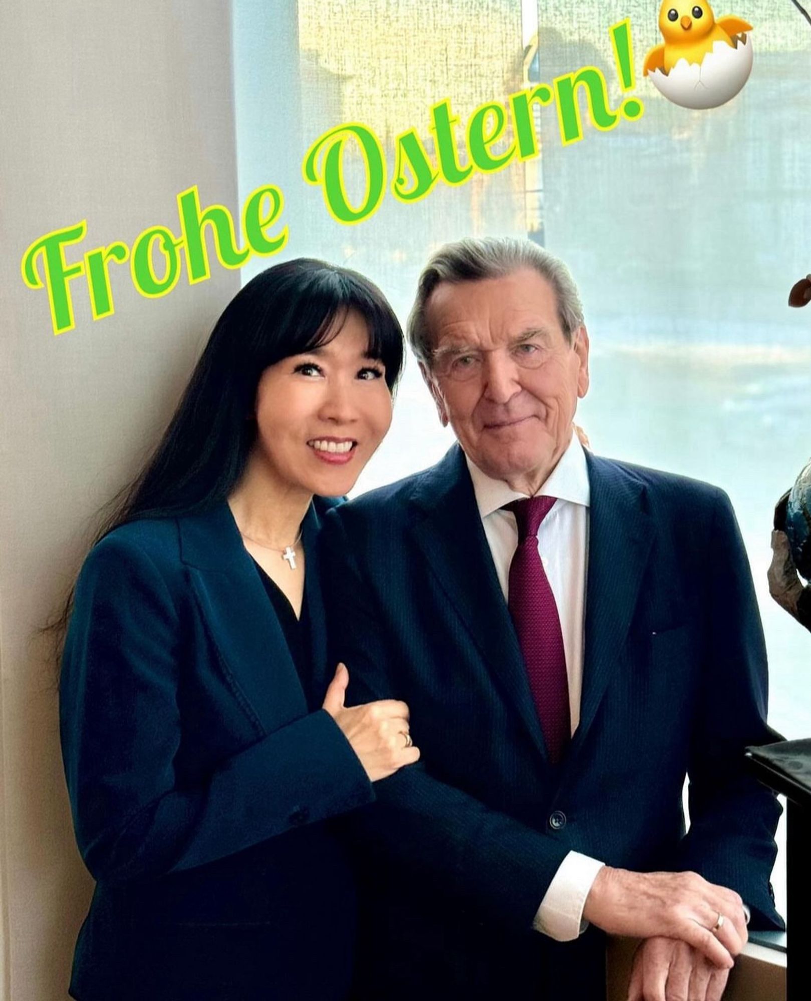 Soyeon Schröder-kim mit ihrem Ehemann Gerhard Schröder mit dem Gruß „Fröhliche Ostern!“ darüber