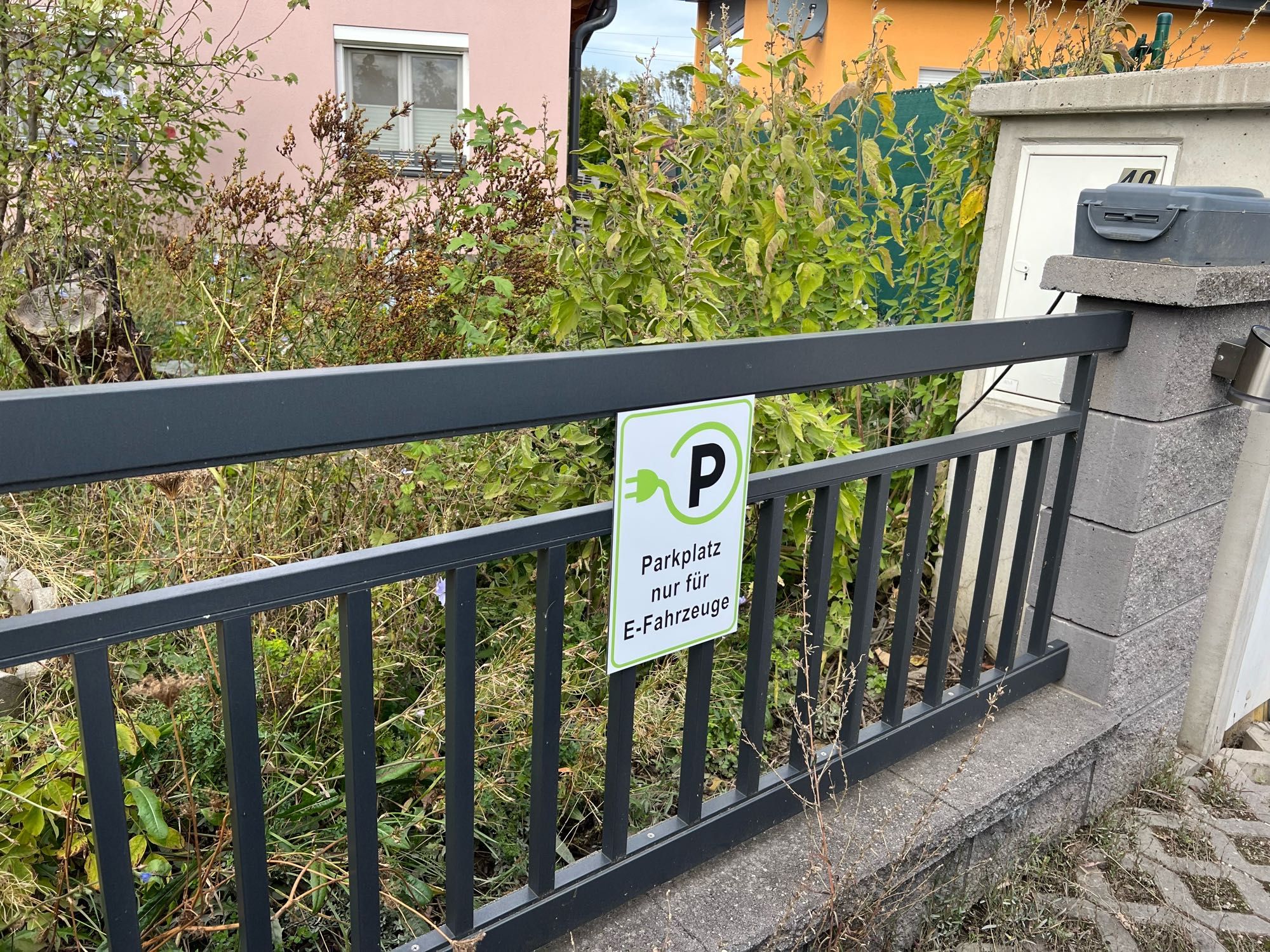 Schild mit der Aufschrift „Parkplatz nur für E-Fahrzeuge“