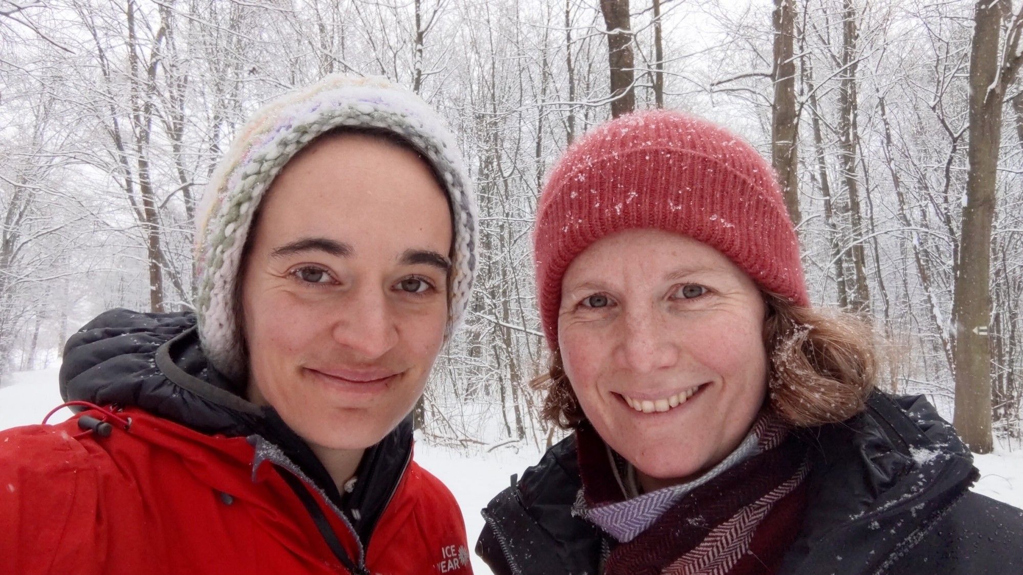 Caro und Nina im Schnee. Sie freuen sich.