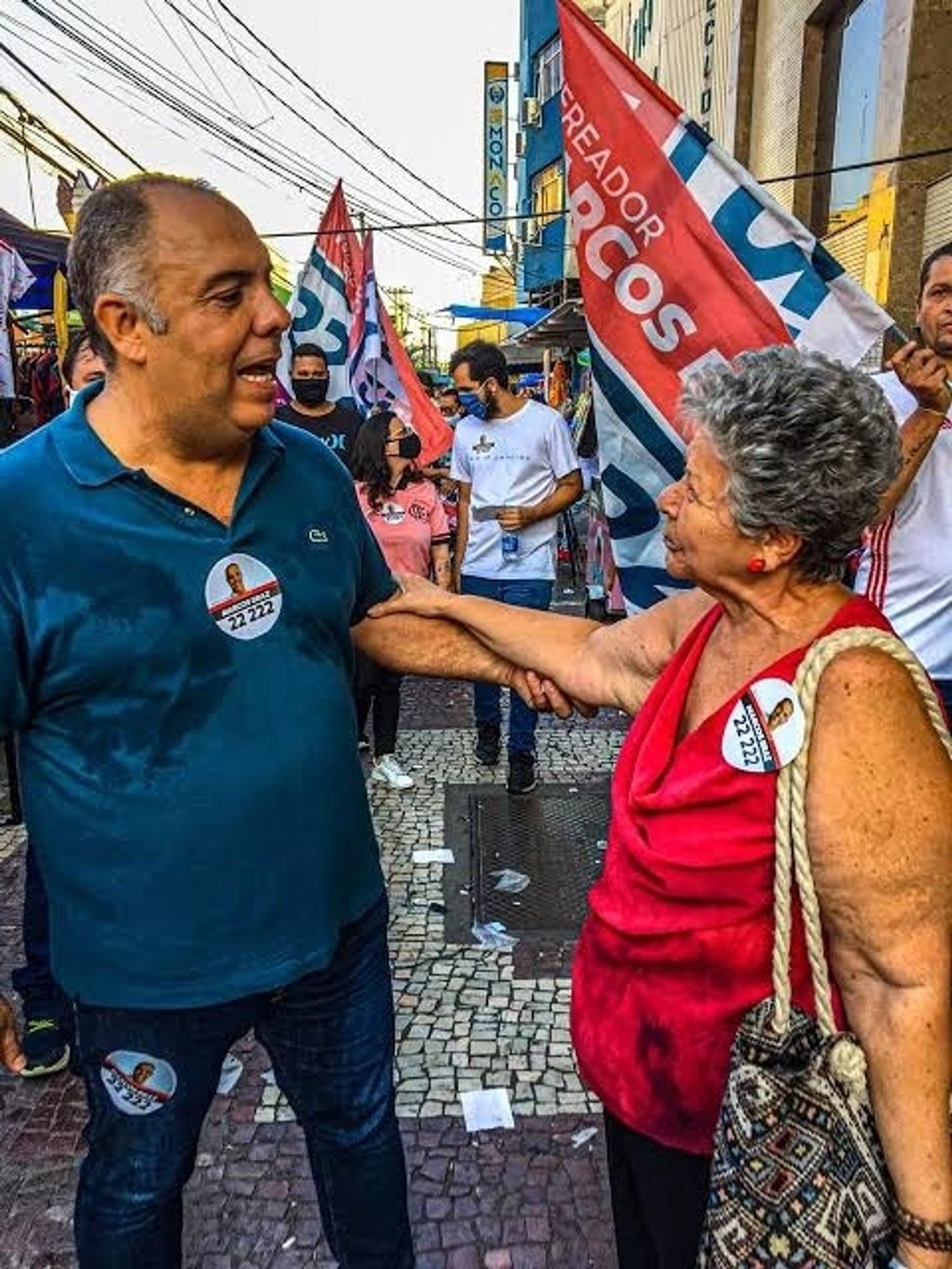 Marcos Braz conversa com eleitora em campanha na rua