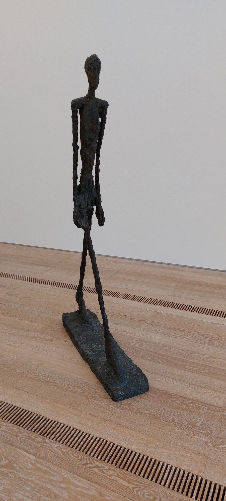 Geometrische Skulptur von Alberto Giacometti; gehender Mensch;  Schrägansicht von vorne