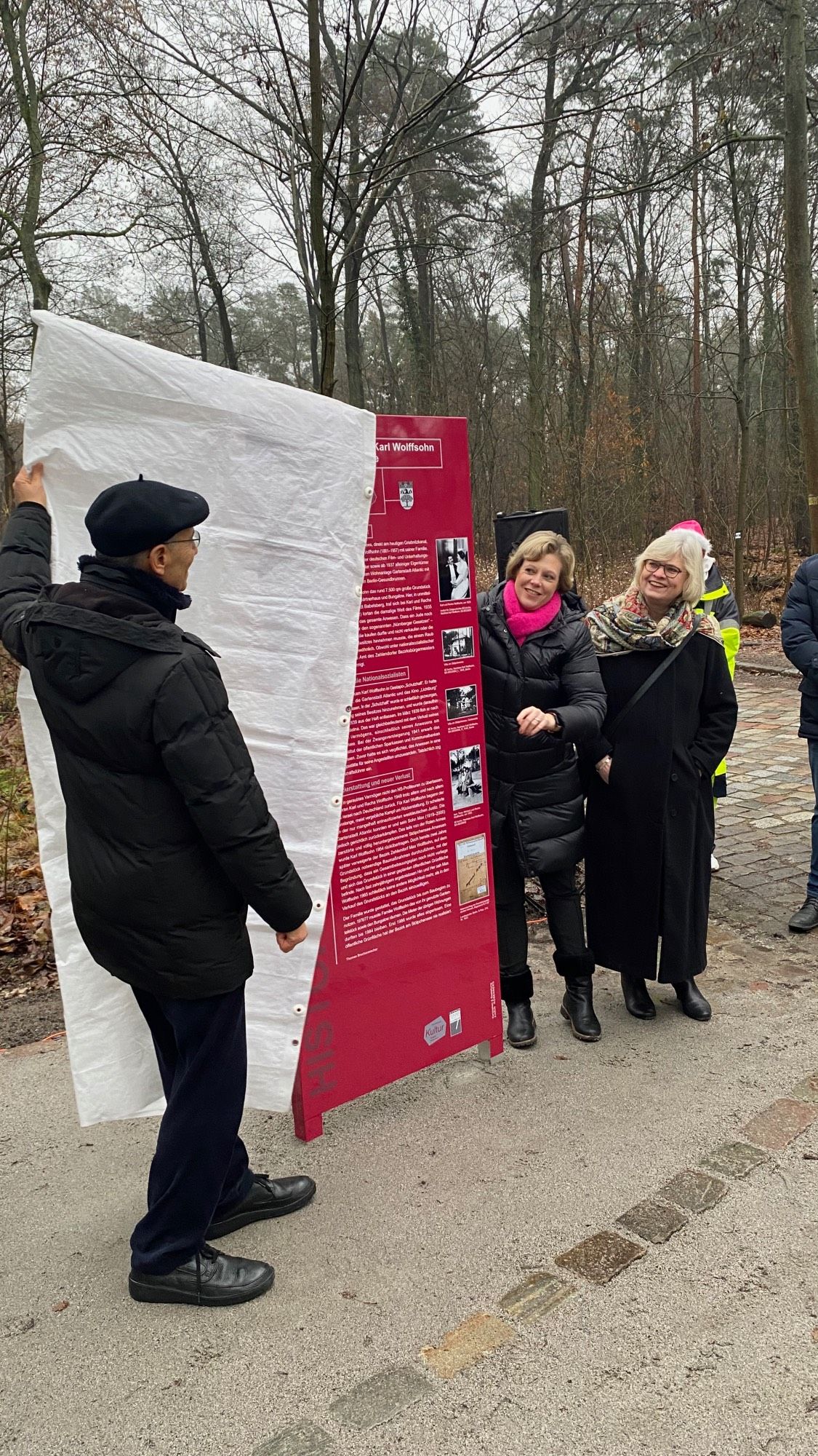 Die Bilder zeigen die Enthüllung der Gedenkstele mit Michael Wolfssohn