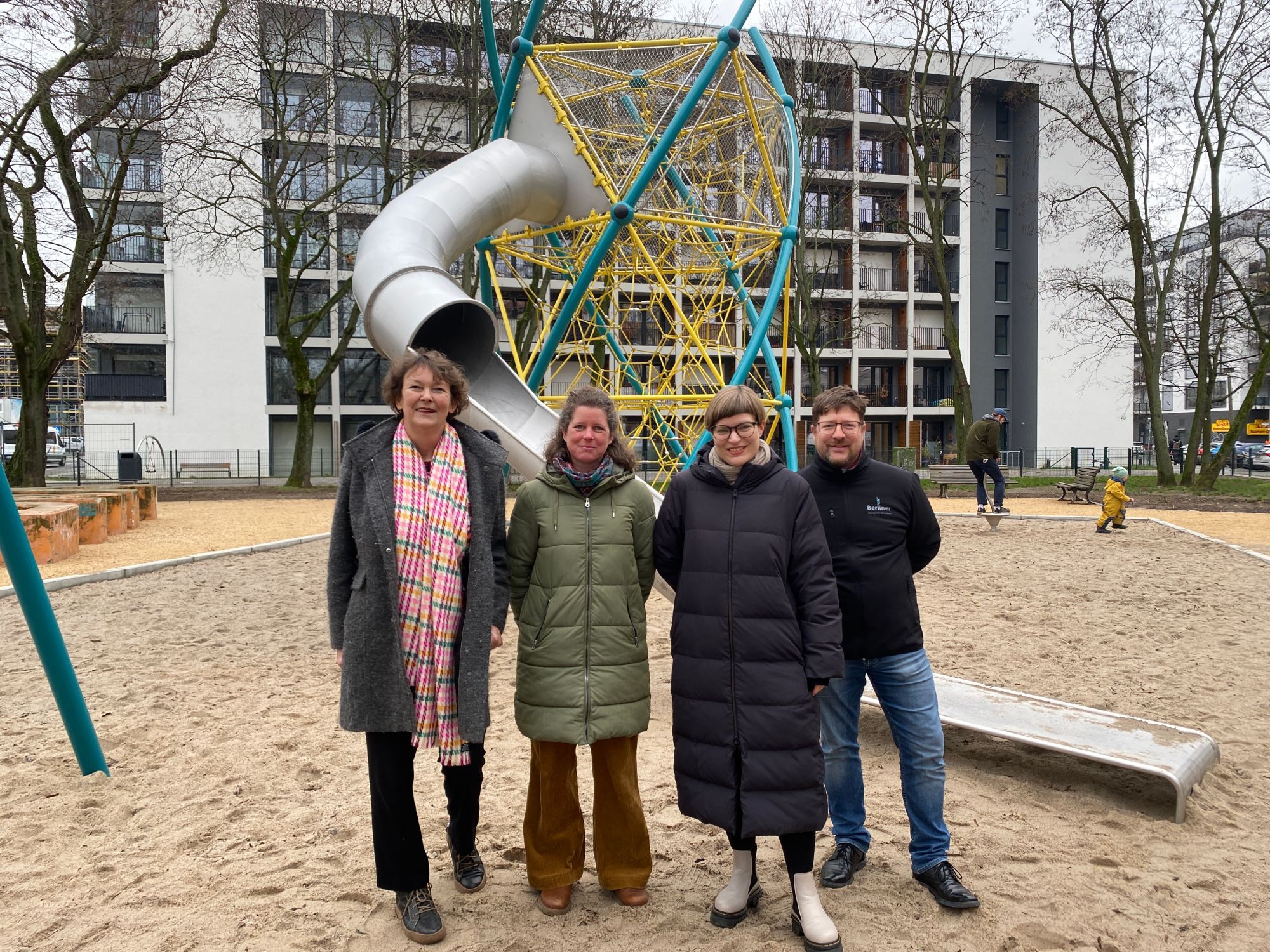 Mitarbeitende des Bezirksamtes, Stadträtin Annika Gerold und ein Vertreter der Berliner Seilfabrik.