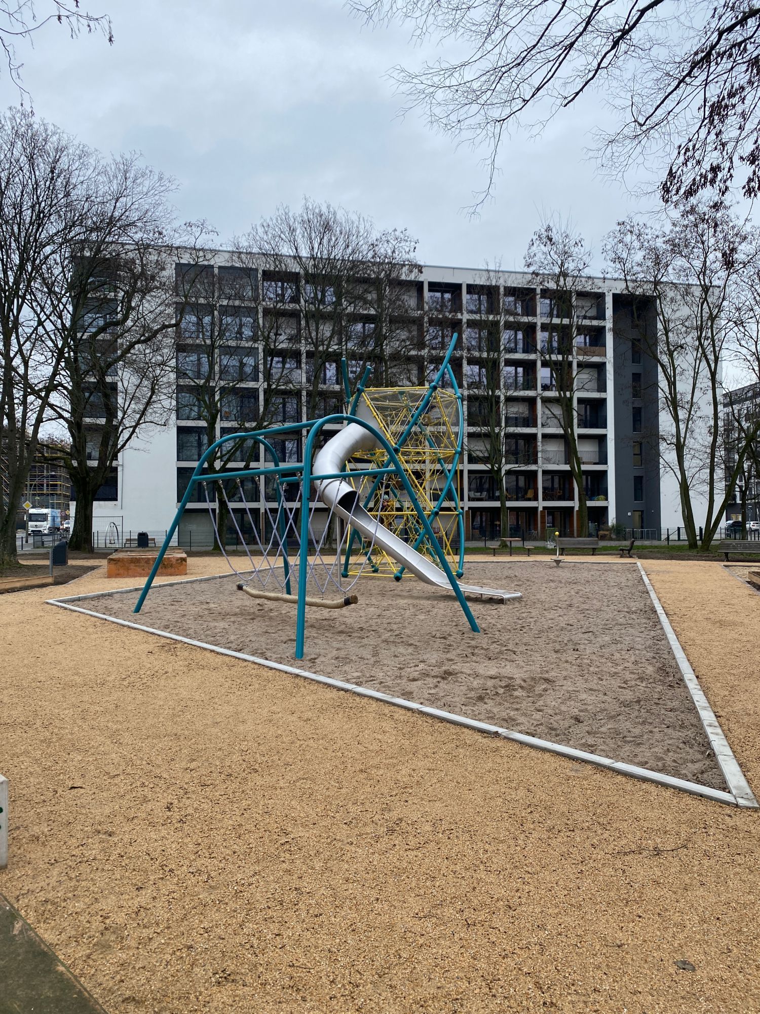 Bild von den Spielgeräten am neuen Spielplatz Corinthstraße/Persiusstraße.