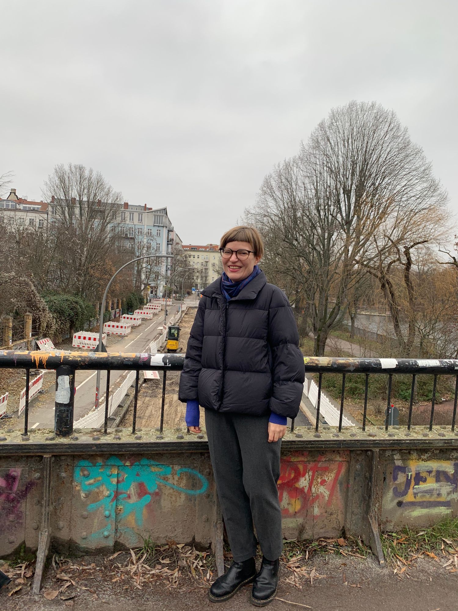 Annika Gerold auf der Brücke über dem Görlitzer Ufer