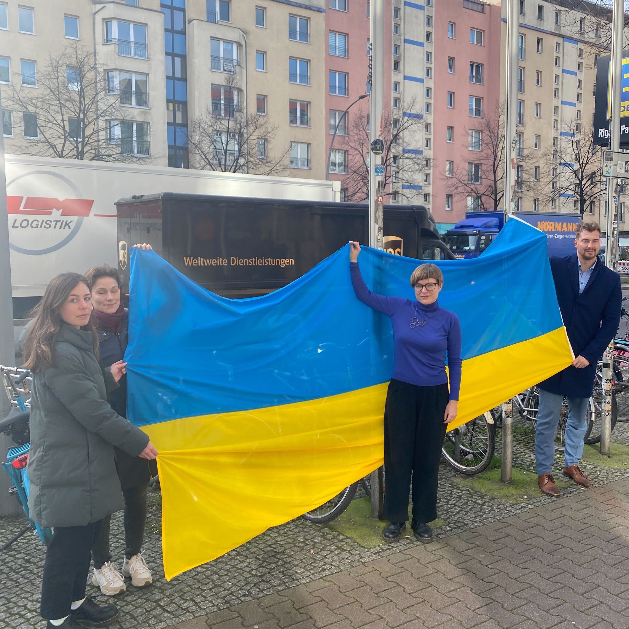 Die EU-Beauftragte und die Beauftragte für Städtepartnerschaften hissen zusammen mit Stadträtin Annika Gerold und Stadtrat Max Kindler die Flagge der Ukraine.