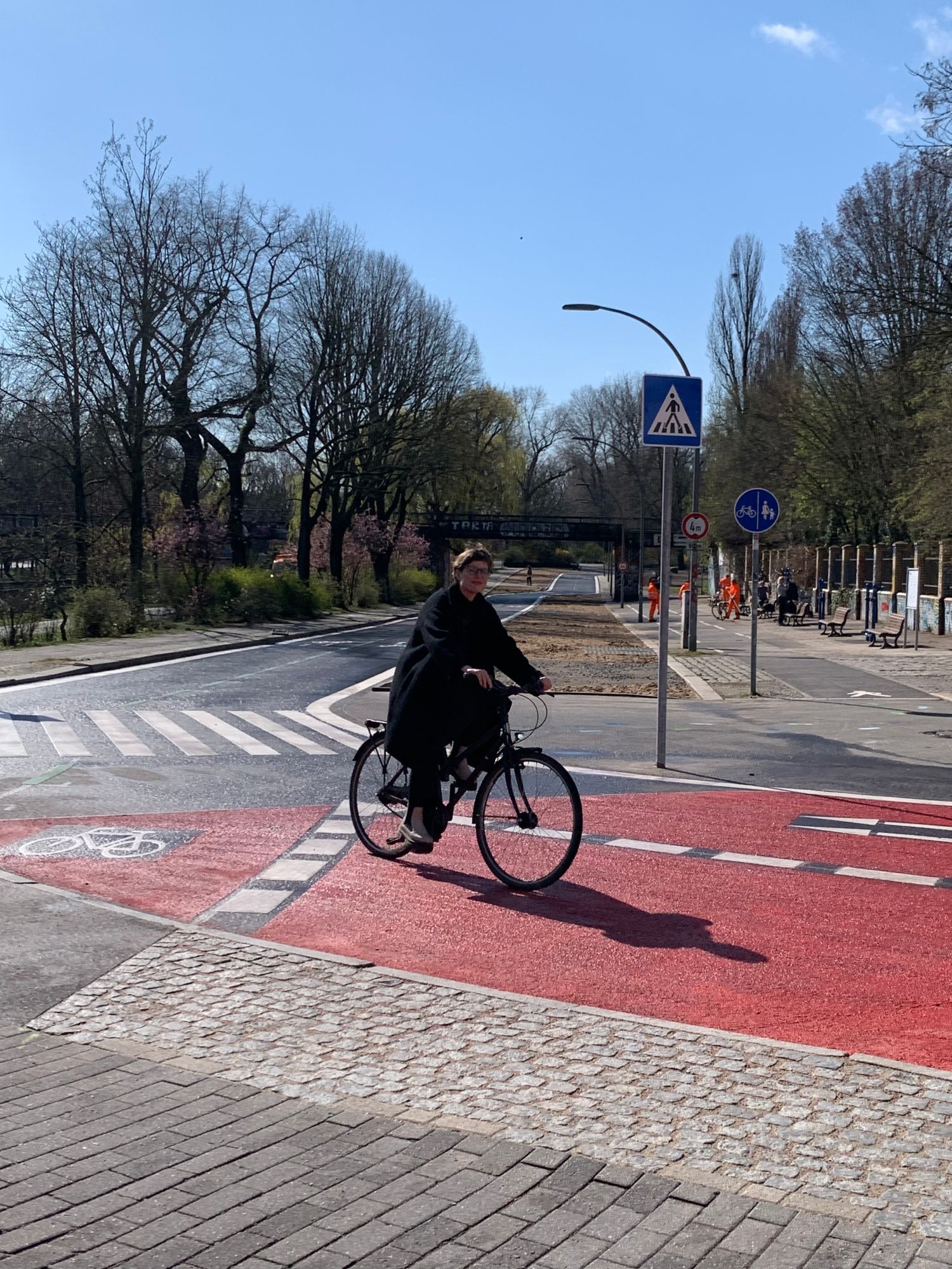 Annika Gerold auf dem Fahrrad am Görlitzer Ufer