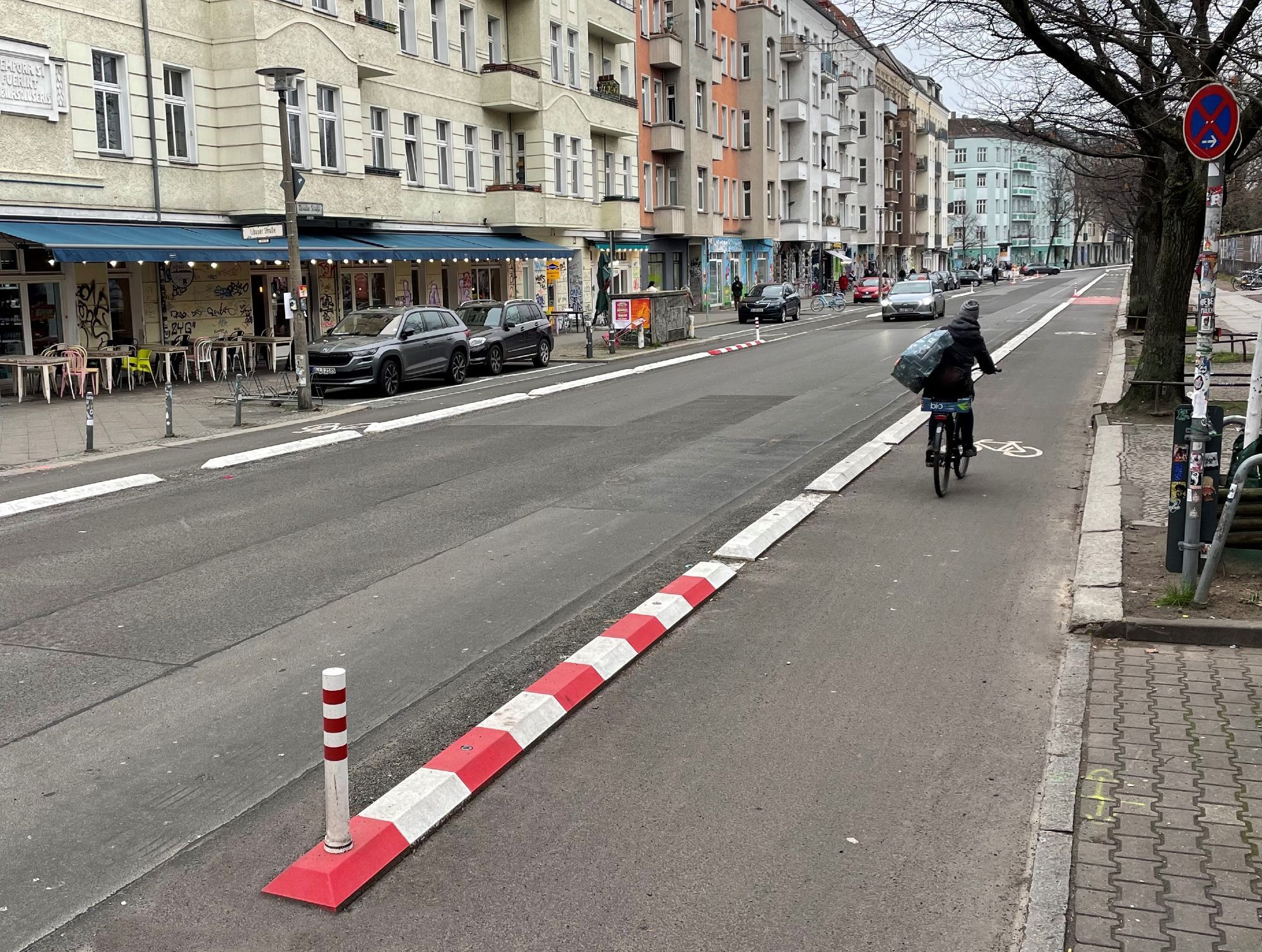 Blick vom Radweg auf der südlichen Straßenseite in Richtung Osten