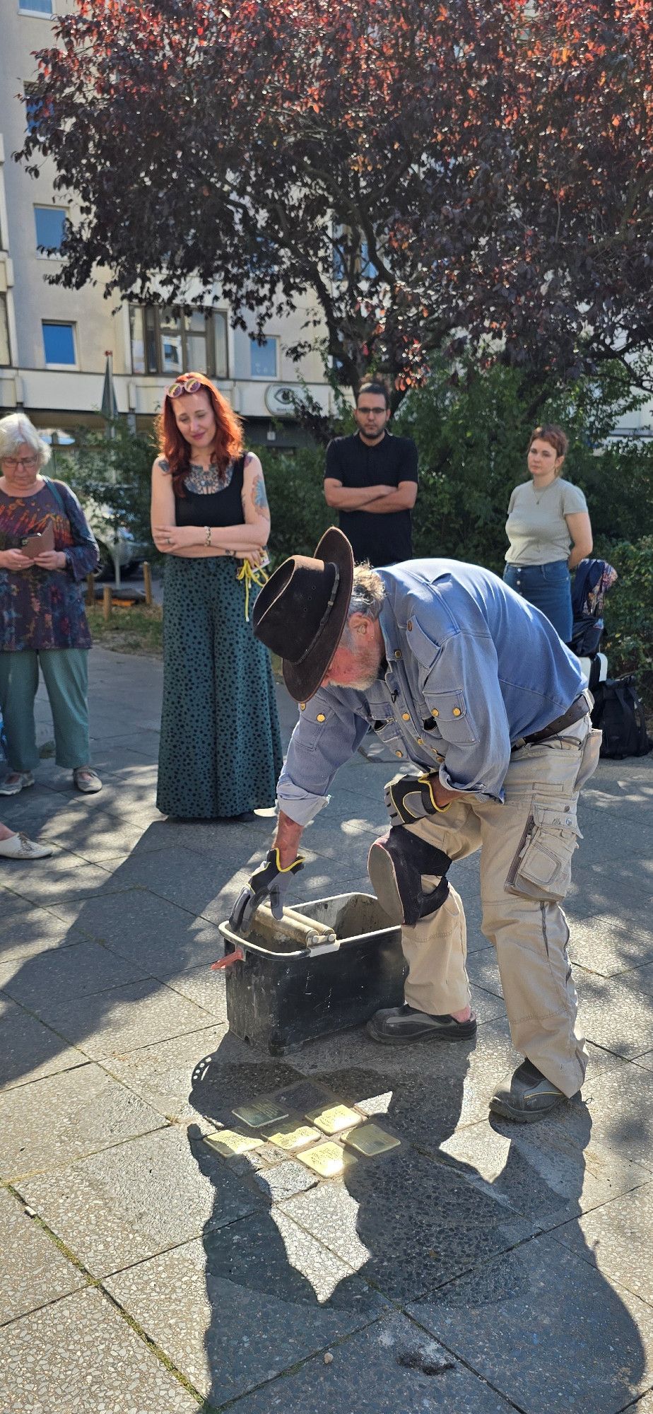 Künstler Gunter Demnig verlegt in der Rigaer Straße sechs Stolpersteine