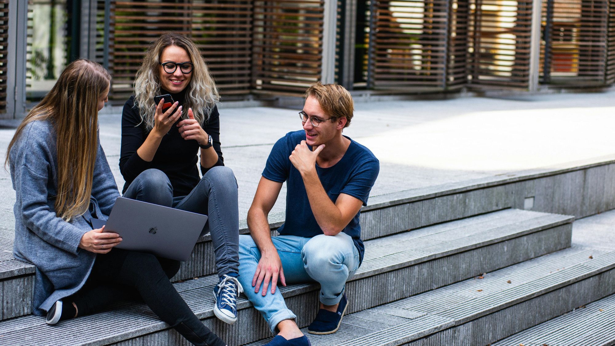 Schüler*innen in einer Pausensituation