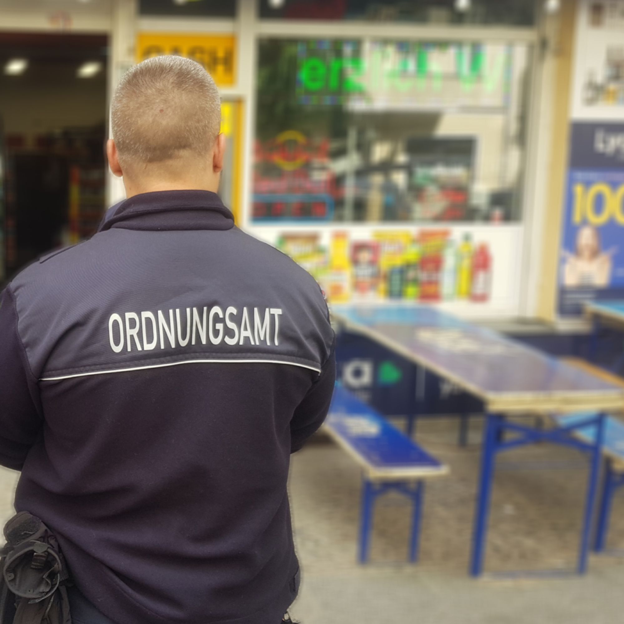 Ein Mitarbeiter des Ordnungsamtes mit dem Schirftzug "Ordnungsamt" auf dem Rücken seiner Dienstkleidung.