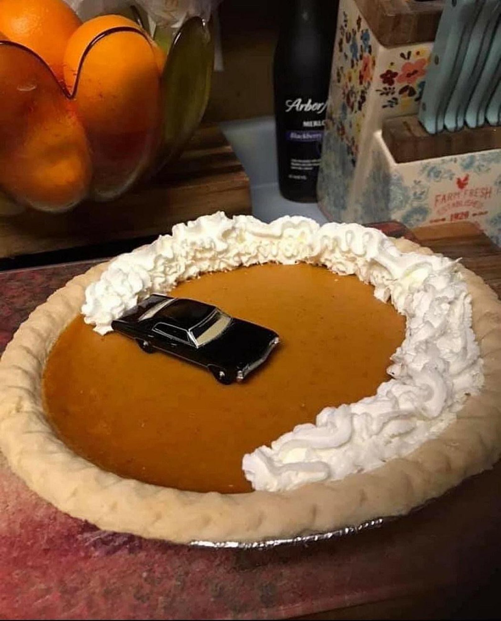 Kuchen, auf dem ein amerikanischer Sportwagen driftet, statt Abgaswolken aber Sprühsahne