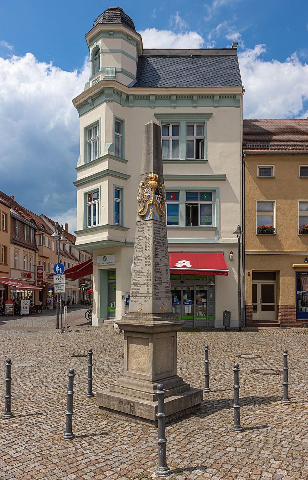 Was steht den da
Obelisk mit der Aufgabe Postsäule

Bild Osten Deutschland
Kulturland
Zitat
Distanzsäule auf Markt in Senftenberg

Bild Stefan Fussan
datiert 2019 CC4.0