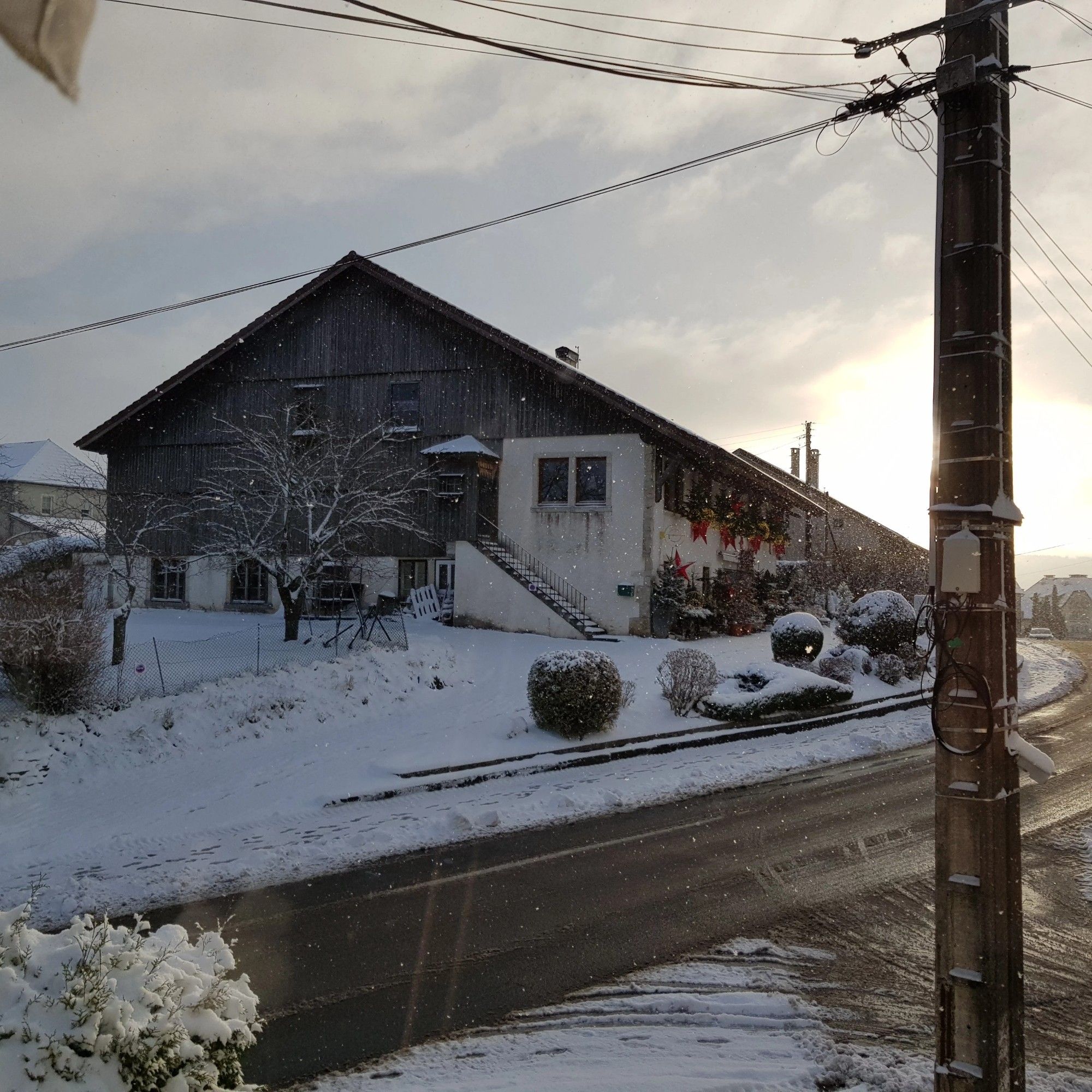 Ferme comtoise enneigée au lever du jour