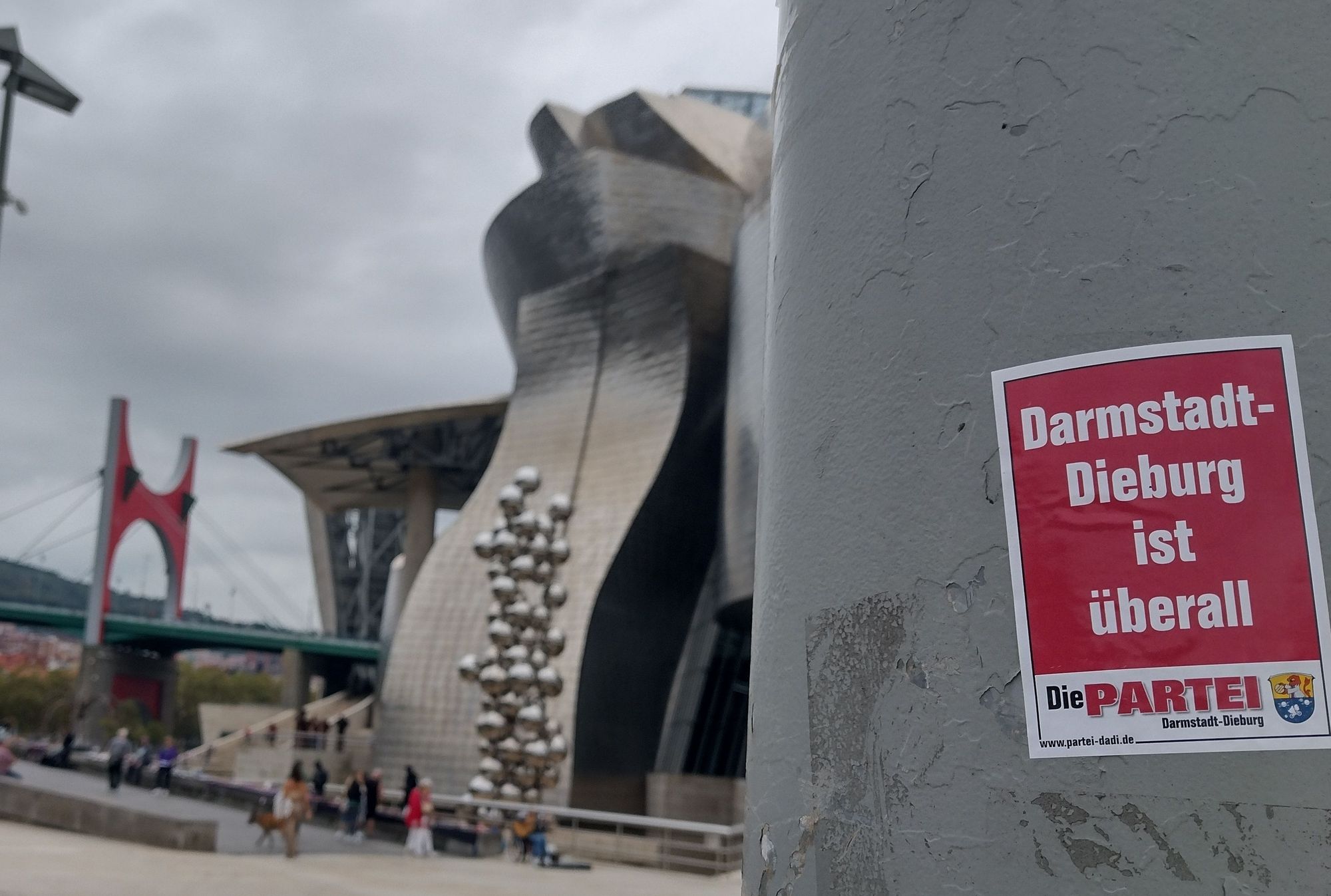 Guggenheim-Museum mit einem Die PARTEI Darmstadt -Dieburg-Sticker