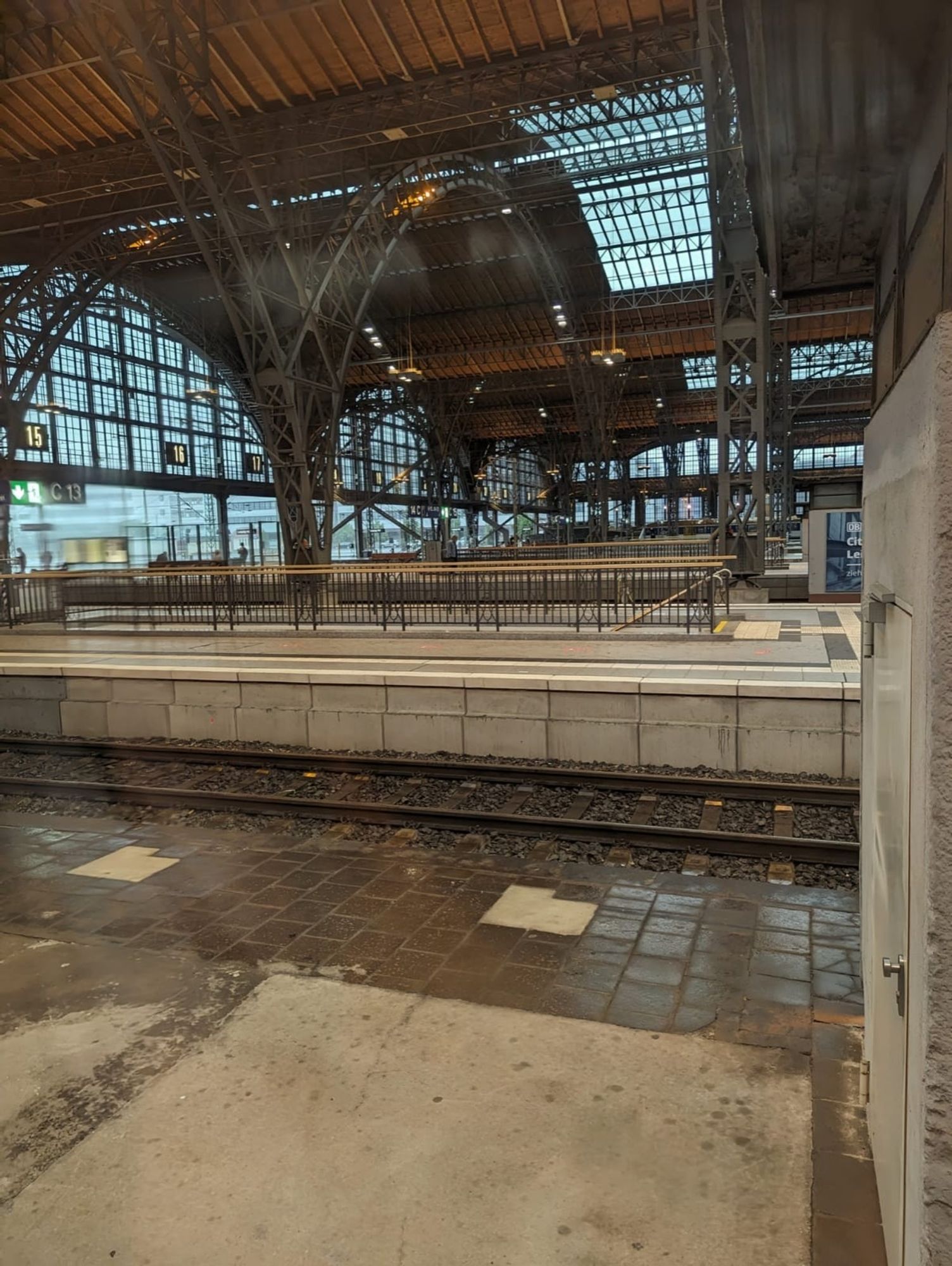 A picture of the platforms at Leipzig Central station while it rains heavily outside.