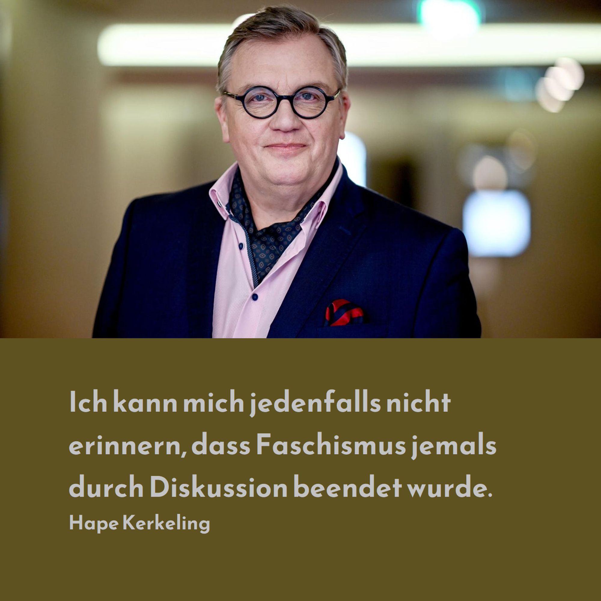 Foto von Hape Kerkeling mit dem Zitat: "Ich kann mich jedenfalls nicht erinnern, dass Faschismus jemals durch Diskussion beendet wurde.