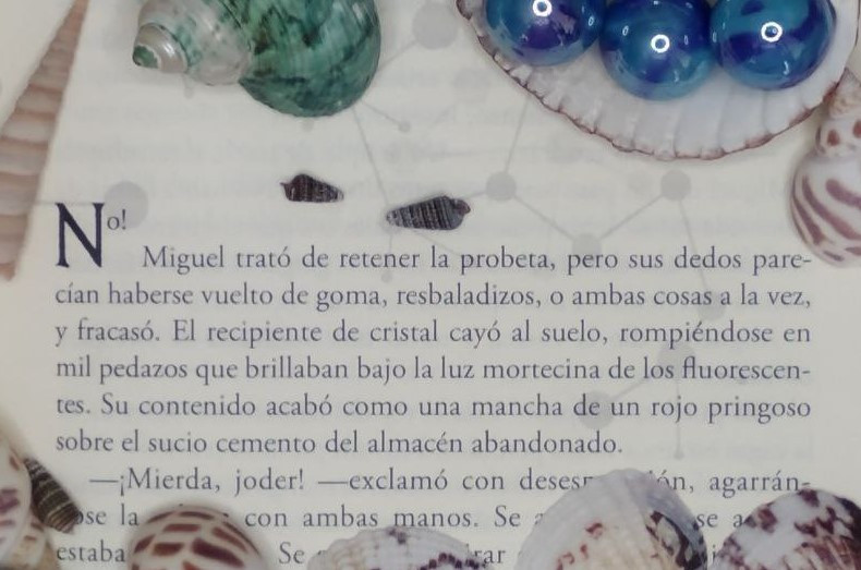 Primer párrafo del relato Date Prisa, de Penélope Fernández.
"¡No! Miguel trató de retener la probeta, pero sus dedos parecían haberse vuelto de goma, resbaladizos, o ambas cosas a la vez, y fracasó. El recipiente de cristal cayó al suelo, rompiéndose en mil pedazos que brillaban bajo la luz mortecina de los fluorescentes. Su contenido acabó como una mancha de un rojo pringoso sobre el sucio cemento del almacén abandonado".