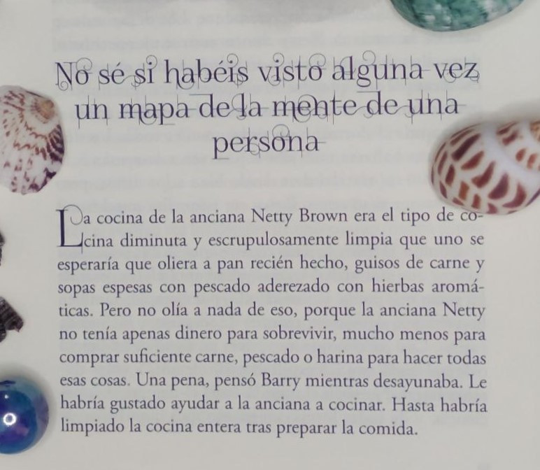 Primer párrafo del libro Peter Fand, de Penélope Fernández.

NO SÉ SI HABÉIS VISTO ALGUNA VEZ UN MAPA DE LA MENTE DE UNA PERSONA.
La cocina de la anciana Netty Brown era el tipo de cocina diminuta y escrupulosamente limpia que uno se esperaría que oliera a pan recién hecho, guisos de carne y sopas espesas con pescado aderezado con hierbas aromáticas. Pero no olía a nada de eso, porque la anciana Netty no tenía apenas dinero para sobrevivir, mucho menos para comprar suficiente carne, pescado o harina para hacer todas esas cosas. Una pena, pensó Barry mientras desayunaba. Le habría gustado ayudar a la anciana a cocinar. Hasta habría limpiado la cocina entera tras preparar la comida.