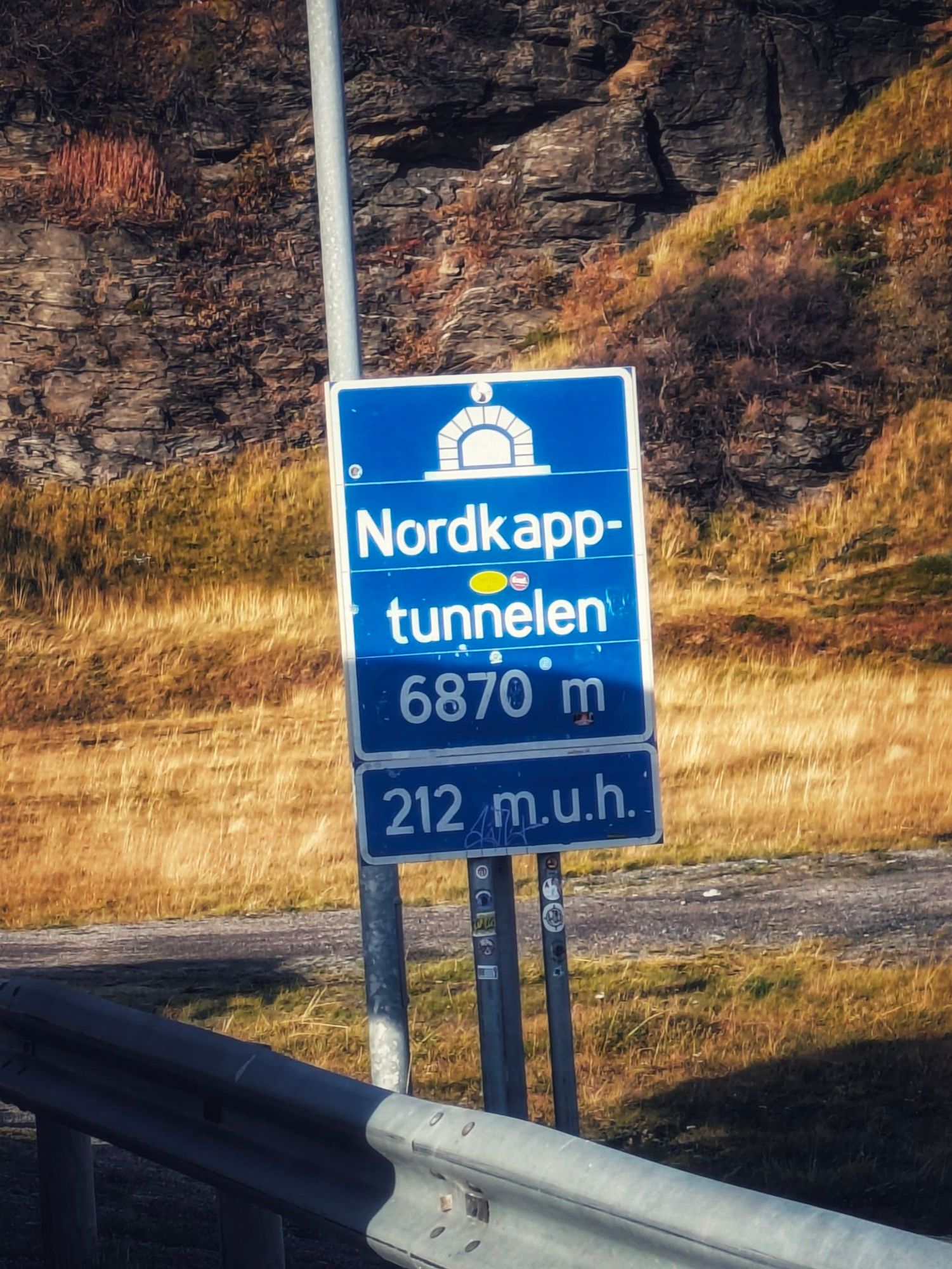 Schild vor dem Nordkapptunnel. 6870 m. 212 m.u.h. (unter dem Meeresspiegel)