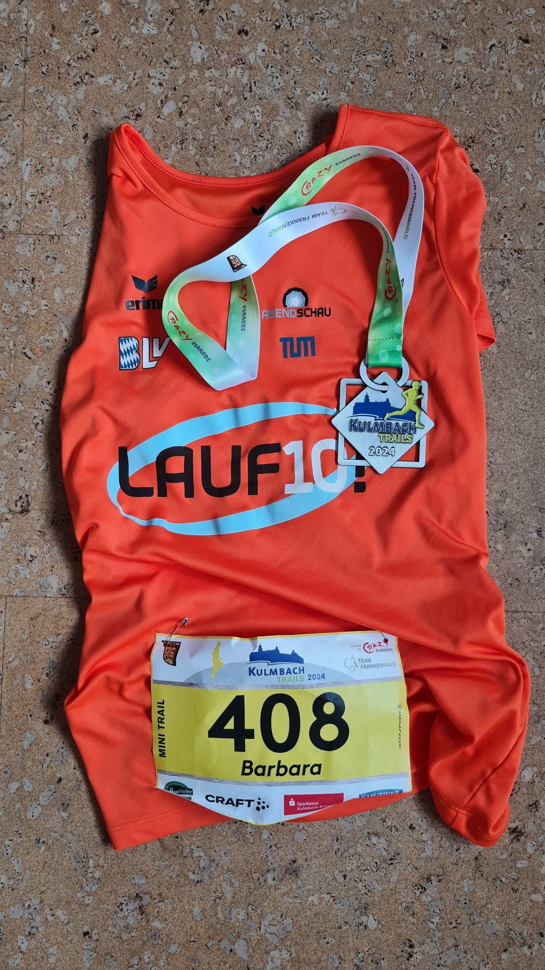 T-shirt, Medaille, Startnummer nach dem Lauf