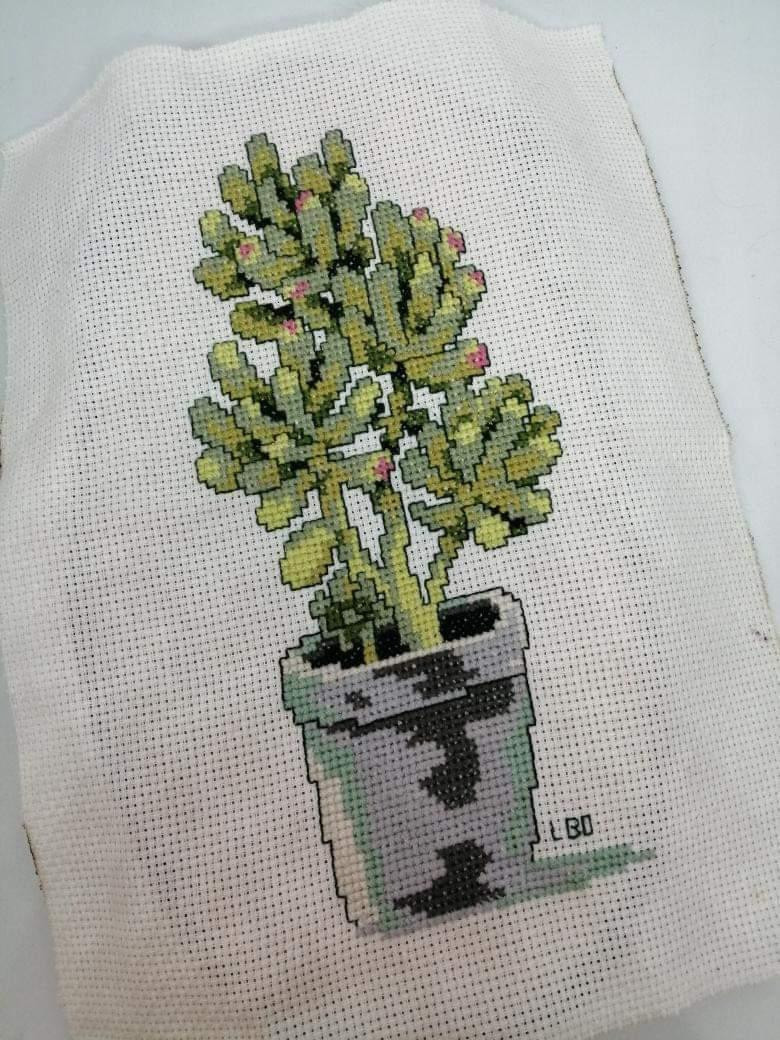 Broderie au point de croix d'une plante type cactus, dans un pot gris