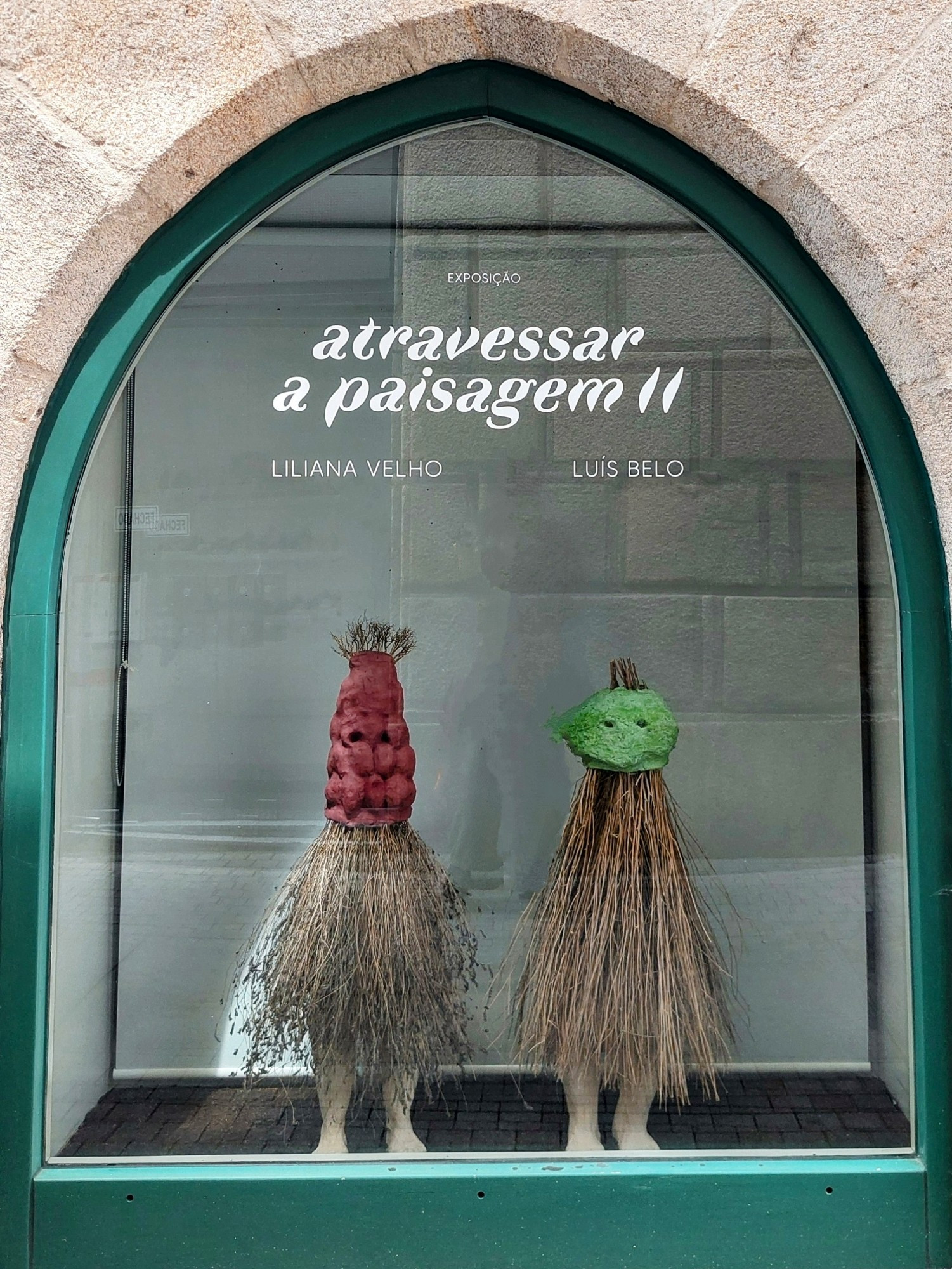 Schaufenster einer Galerie, mit Werbung für eine Ausstellung