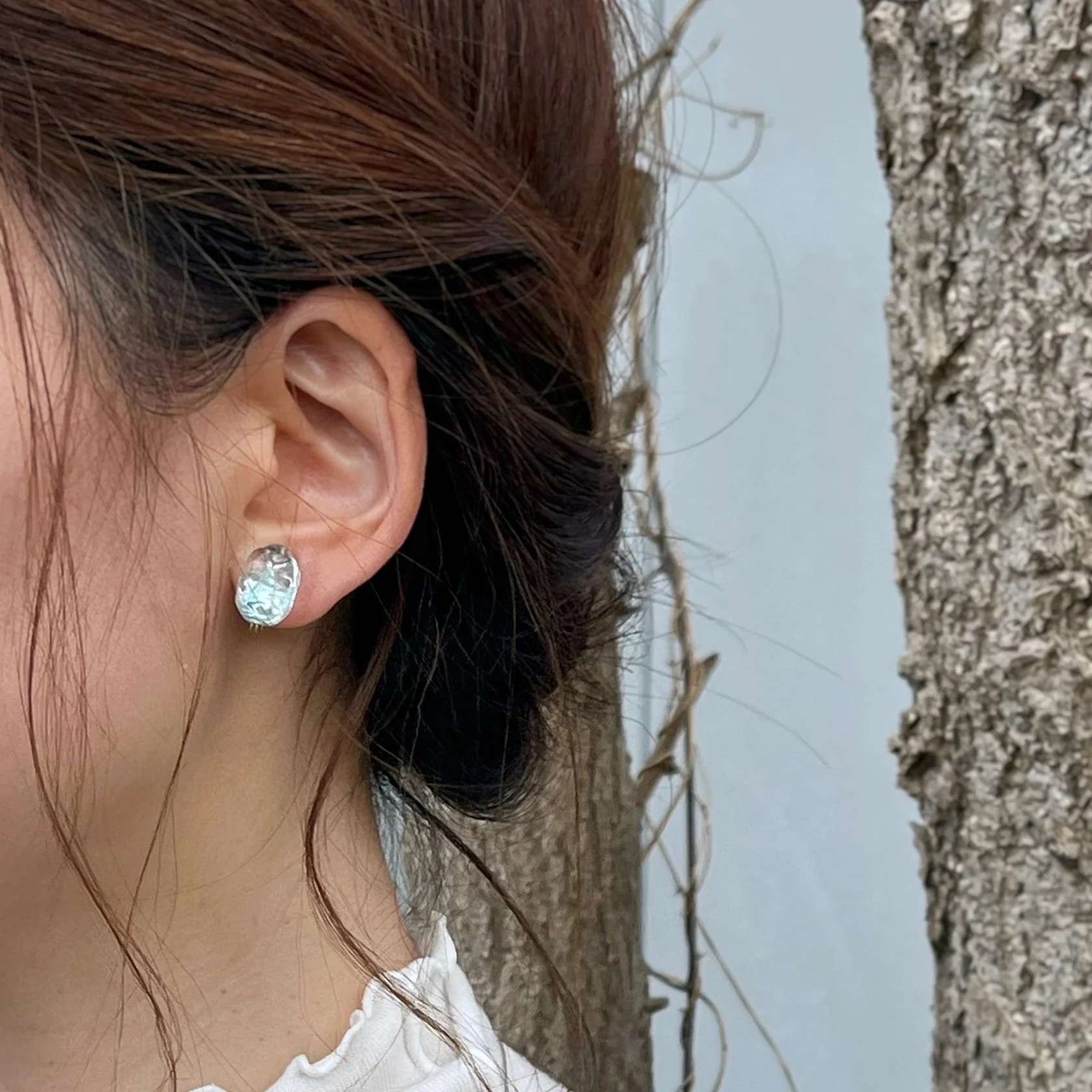 These products support abalone farmers in Ofunato City affected by Japan's largest-scale forest fire, with a portion of sales being donated. They are cute and delicate accessories that capture tiny abalone shells in glass.