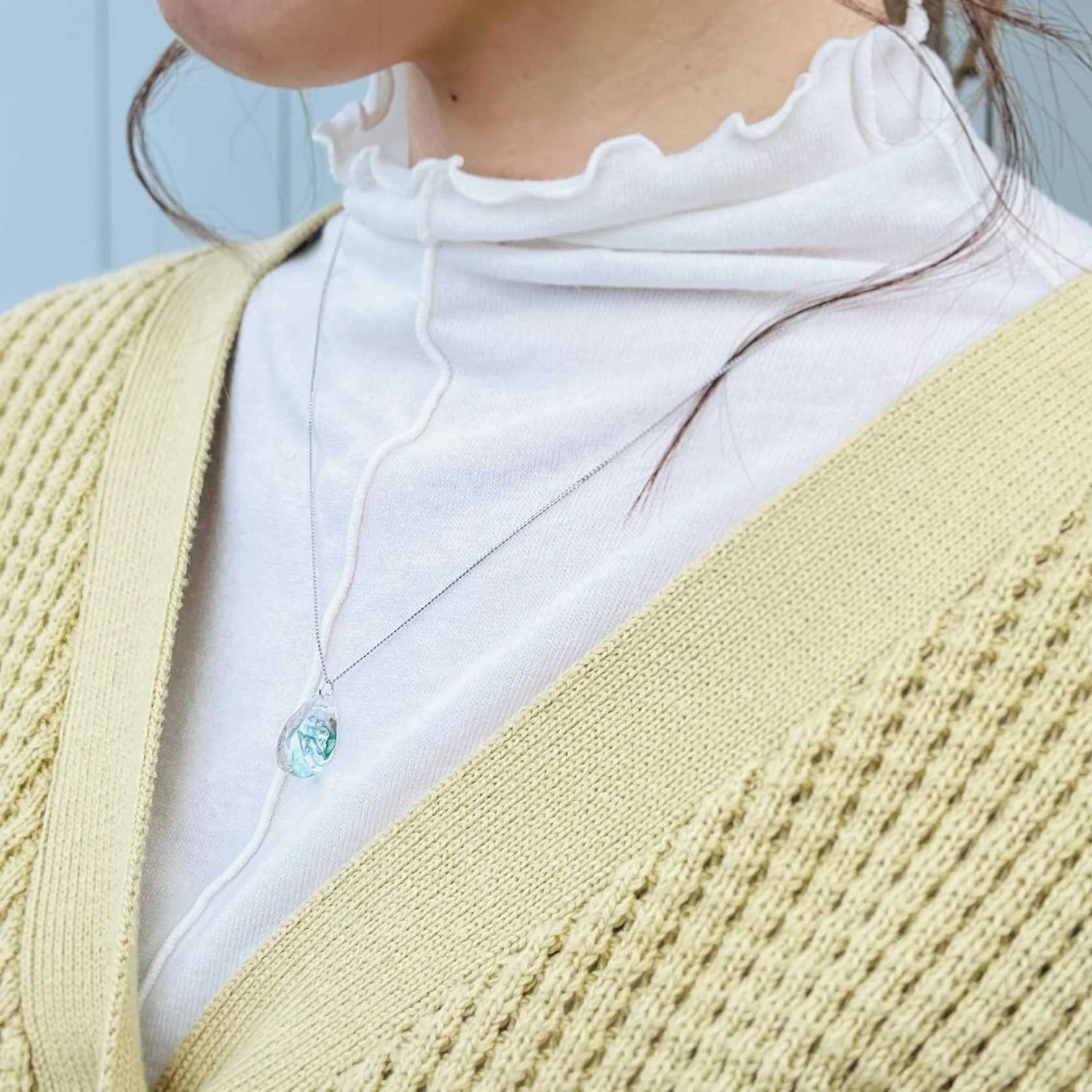 These products support abalone farmers in Ofunato City affected by Japan's largest-scale forest fire, with a portion of sales being donated. They are cute and delicate accessories that capture tiny abalone shells in glass.