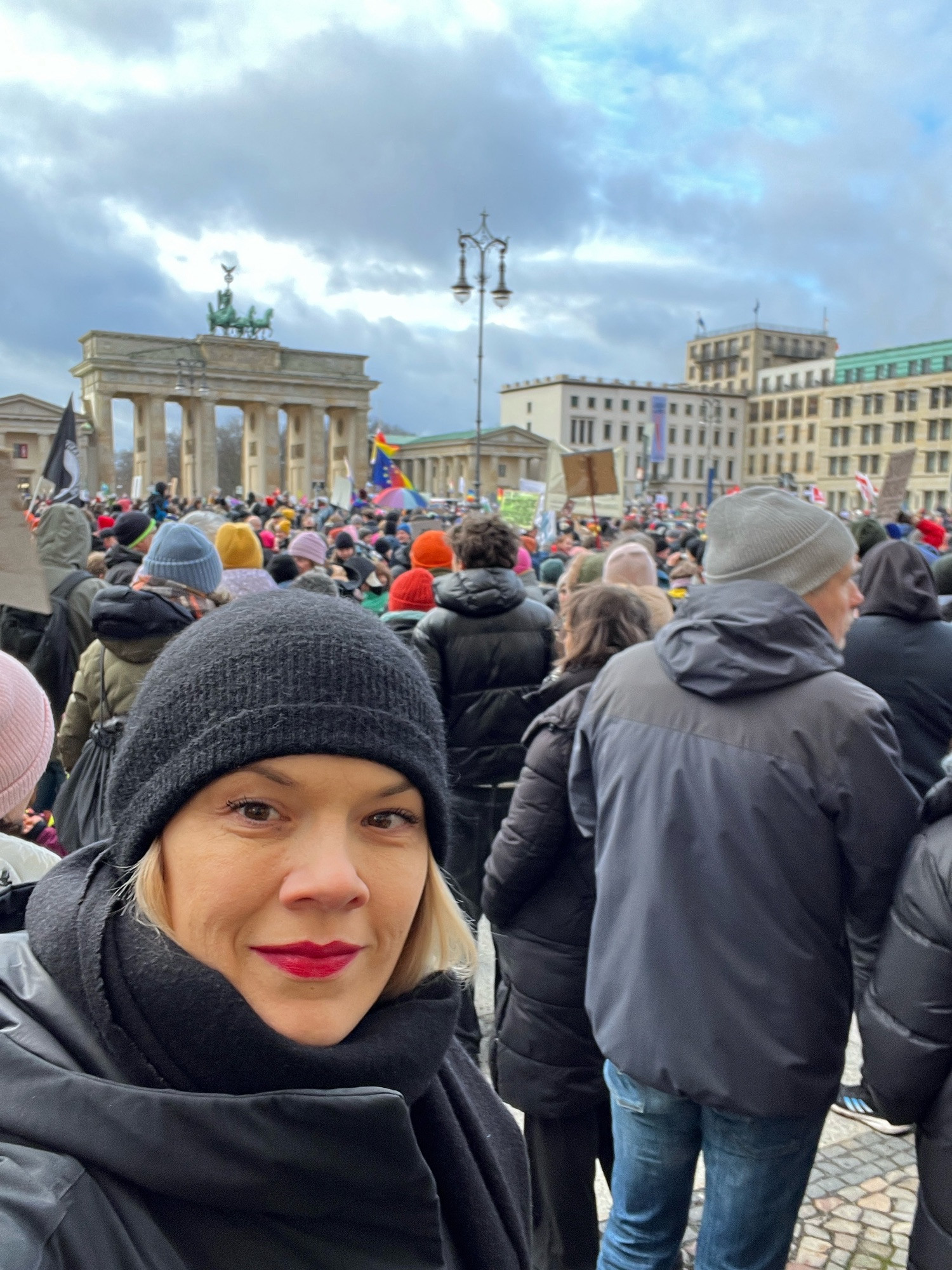 Selfie von Laura, bei der Demo vor dem Brandenburger Tor. Der ganze Platz ist voller Menschen, Schilder und bunte Fahnen sind zu sehen.