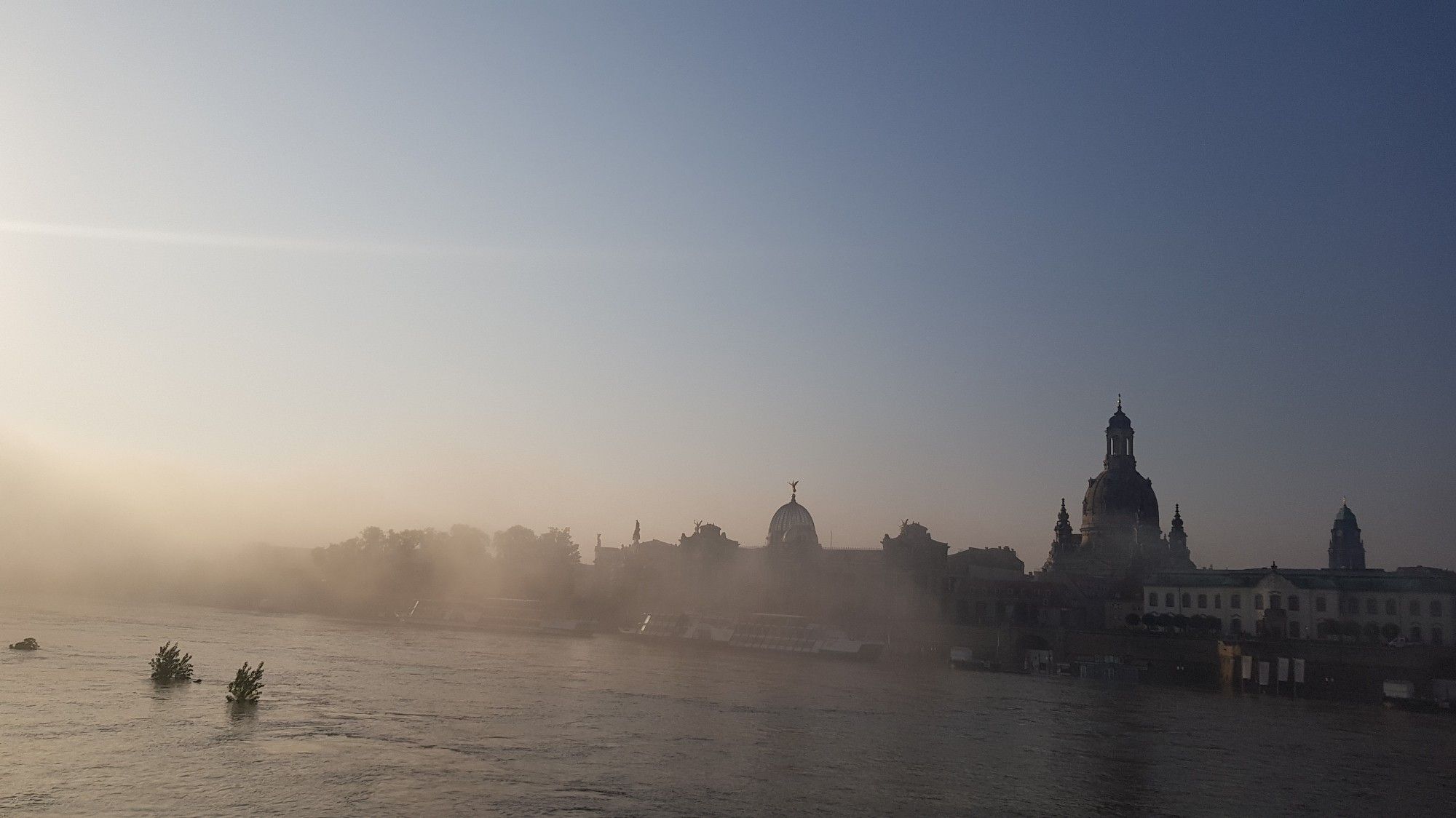 Dresden's altstadt mit Frauenkirche und Elbe in Nebel