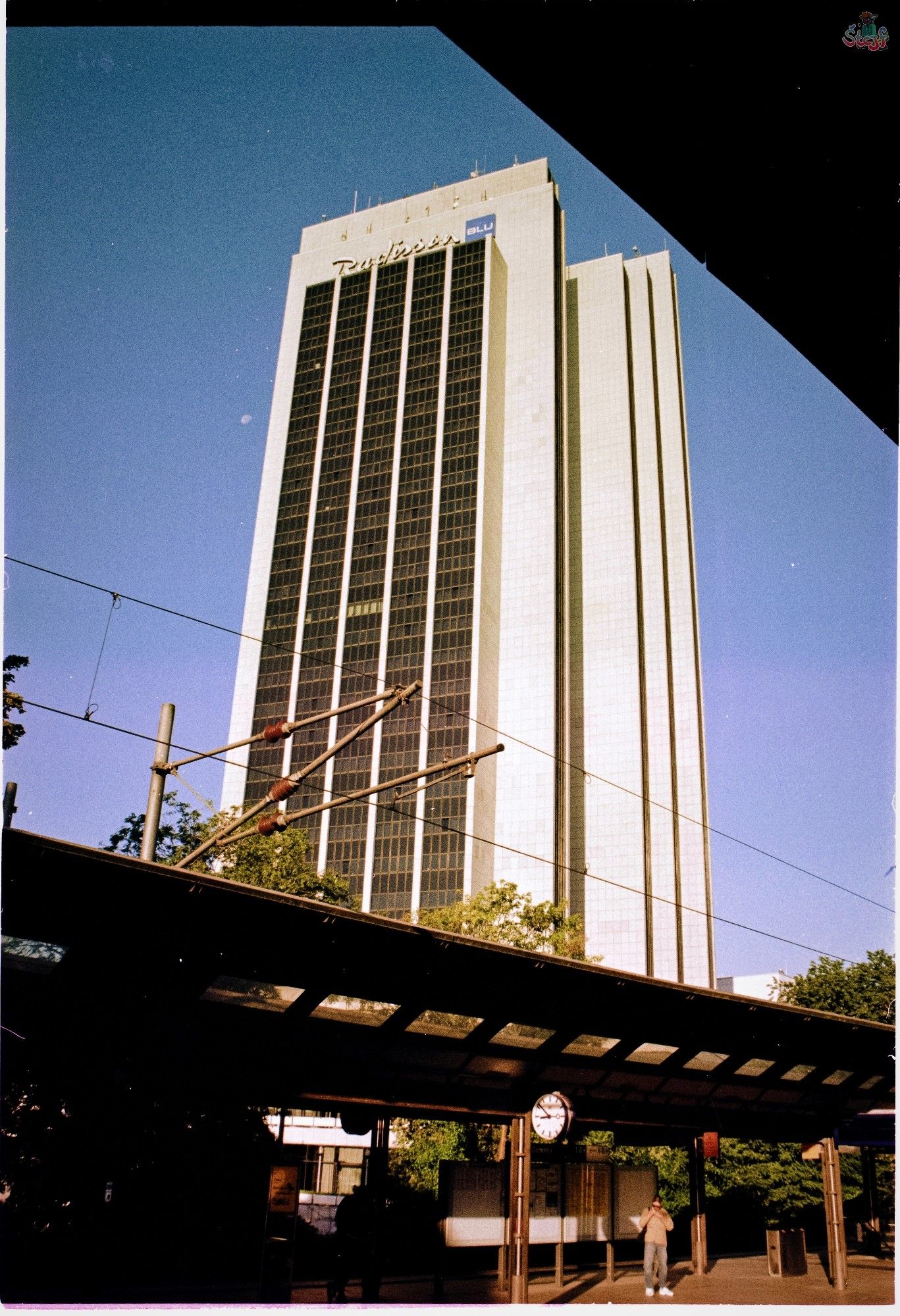 The tower of the Radisson as seen from the S-Bahn Platform of Damtor.